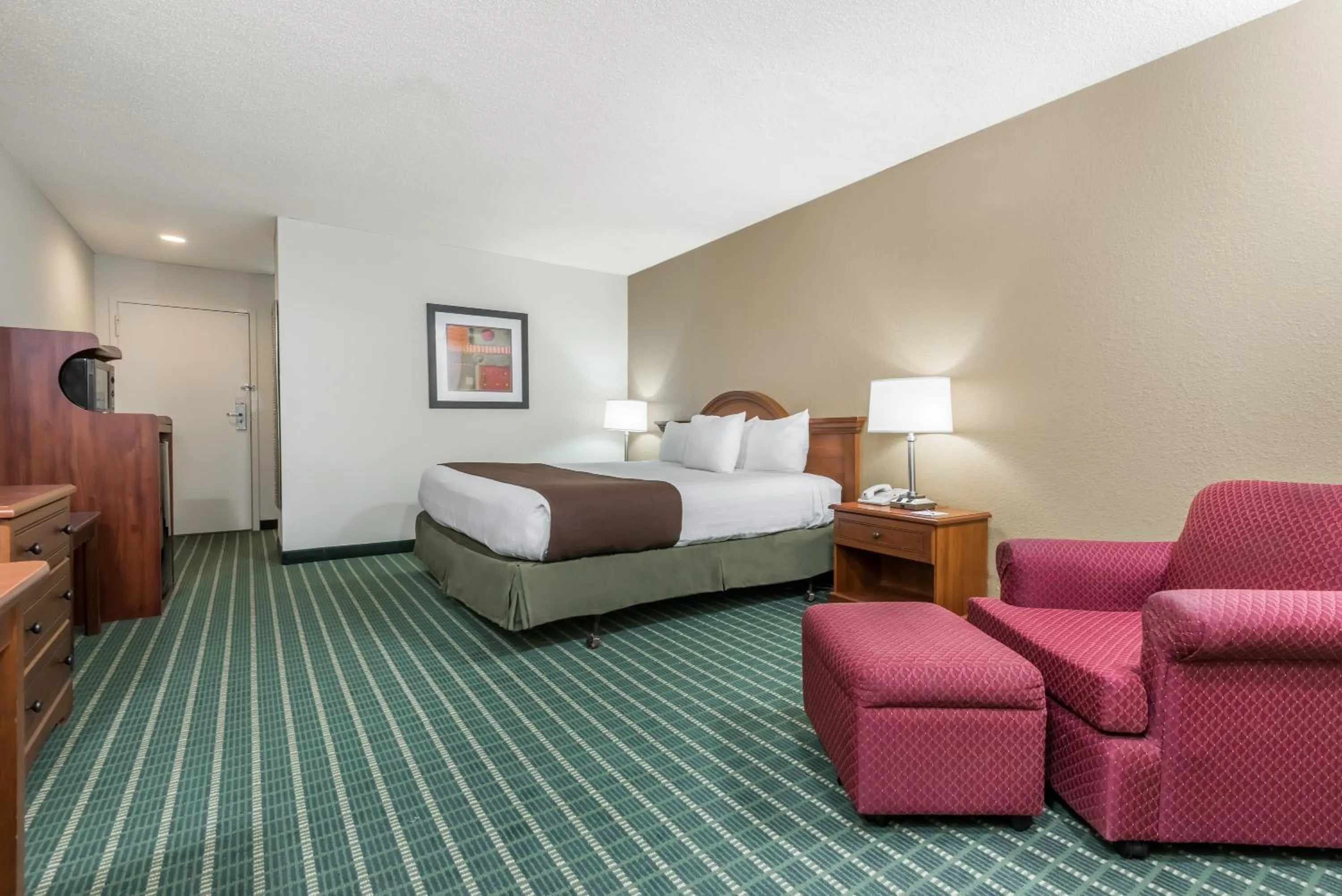 Photo of the whole room, Bed in Baymont by Wyndham Kokomo