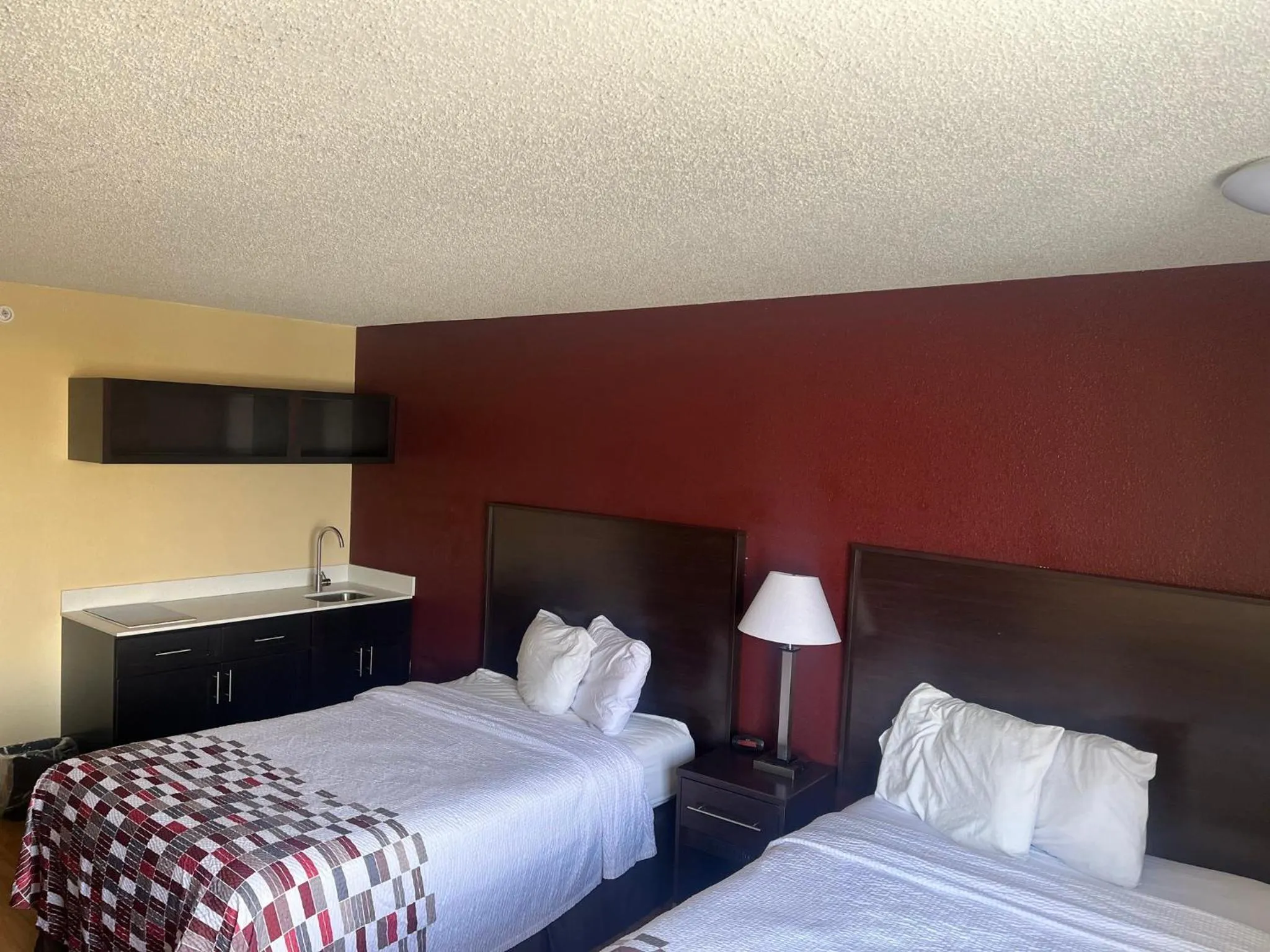 Photo of the whole room, Bed in Red Roof Inn & Suites Indianapolis Airport