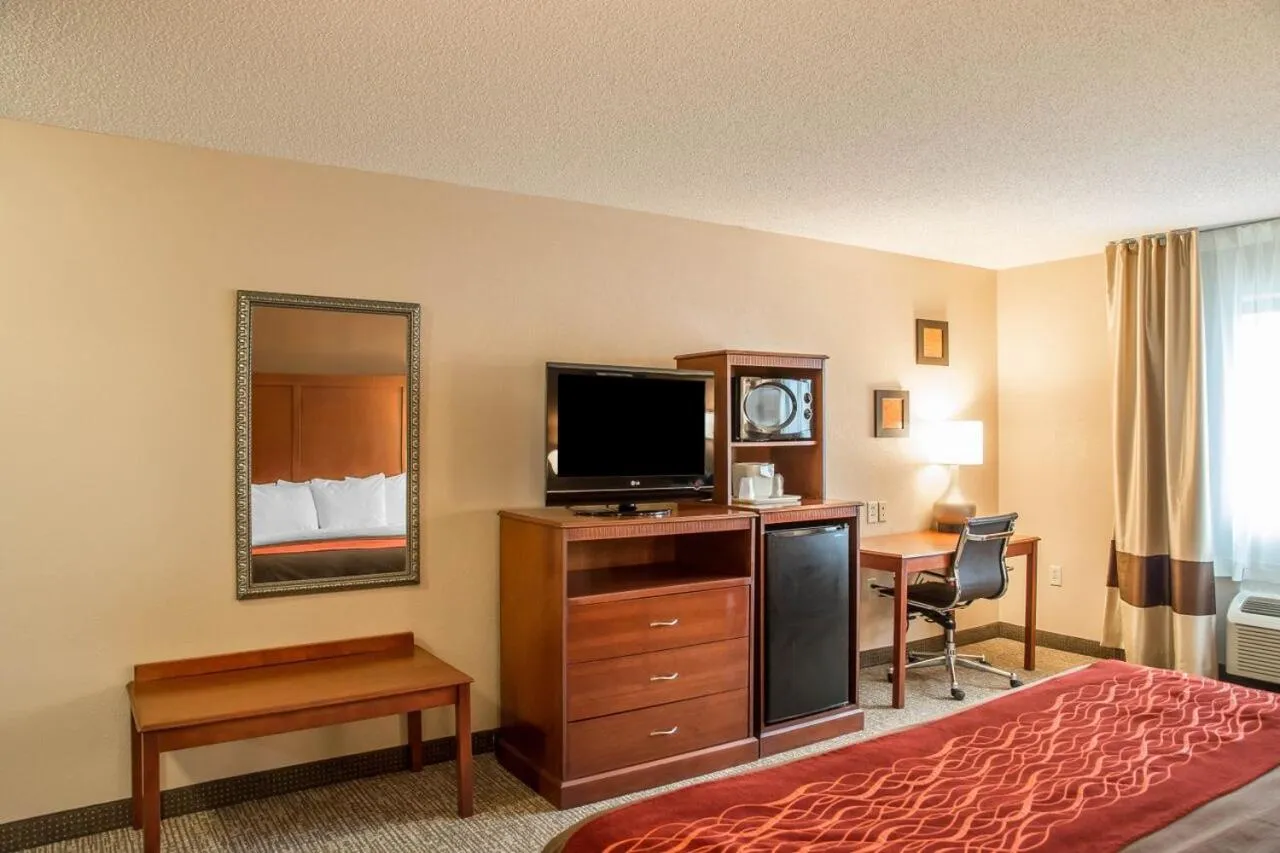 Bed in Comfort Inn & Suites Lawrenceburg