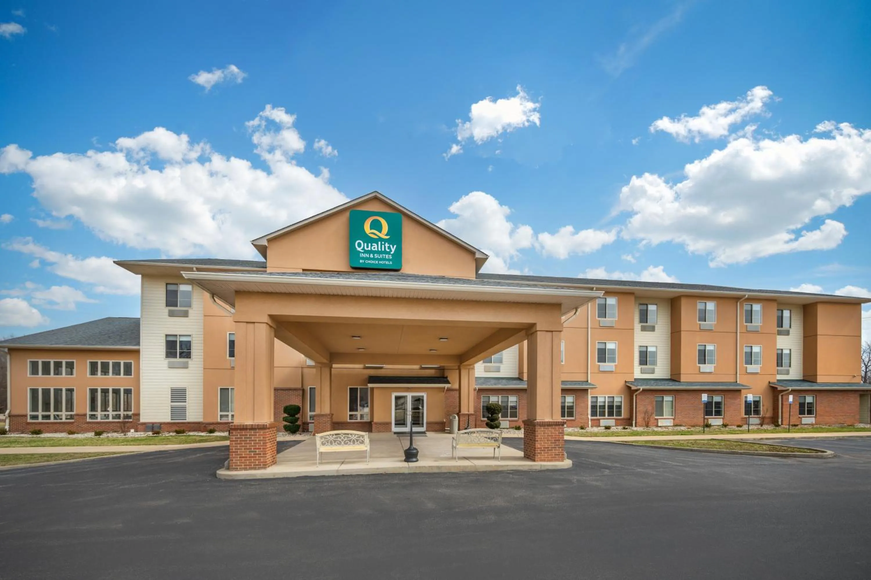 Property building in Quality Inn & Suites Rockport-Owensboro North GOLD AWARD WINNER