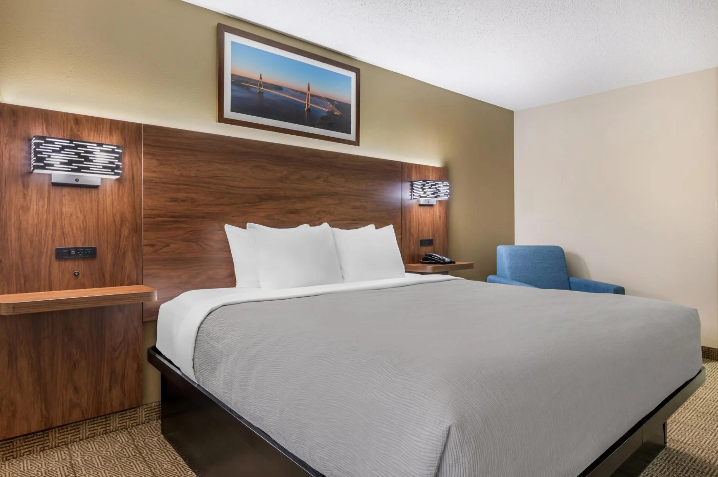 Bed in Quality Inn & Suites Rockport-Owensboro North GOLD AWARD WINNER