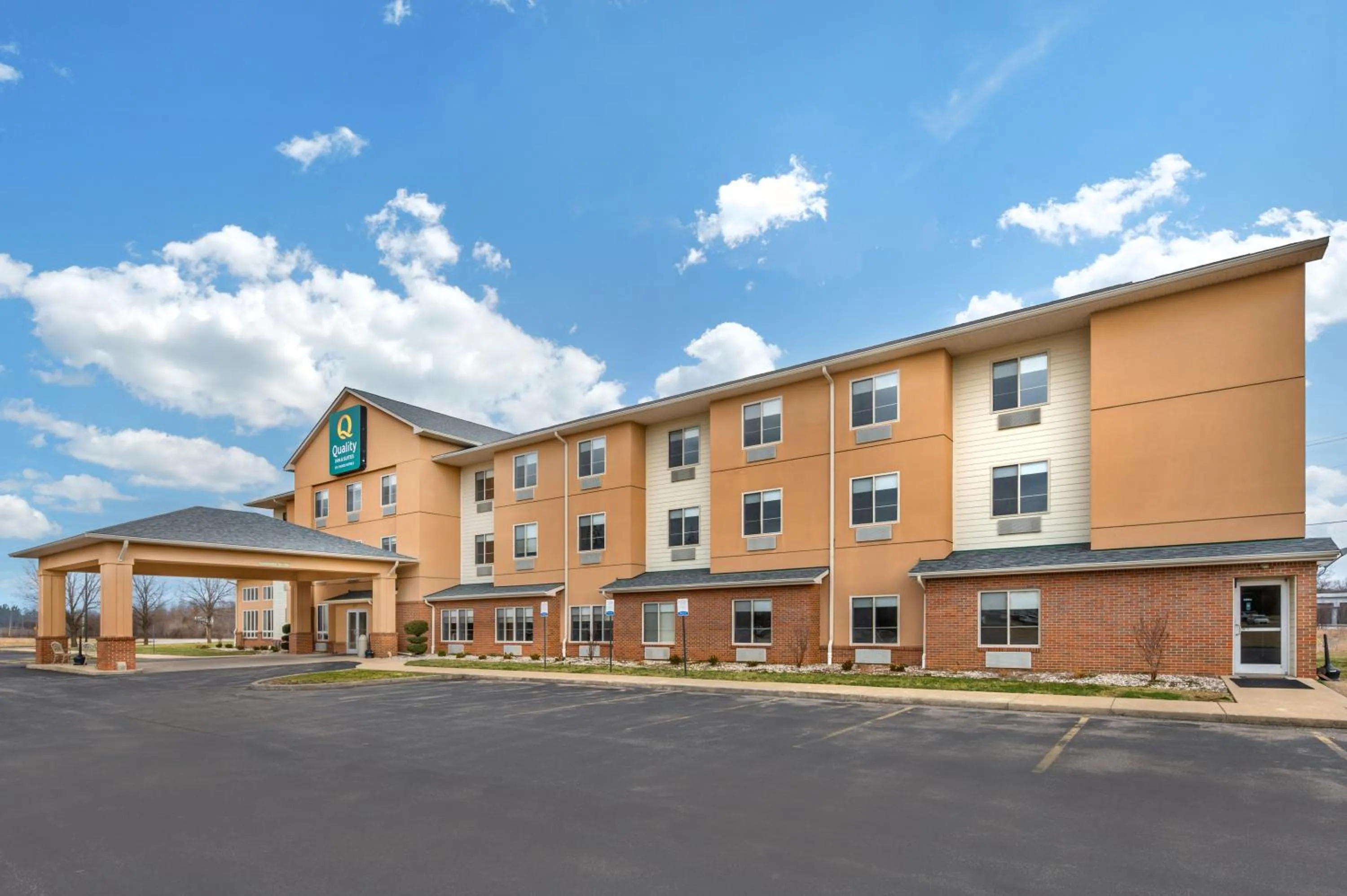Property building in Quality Inn & Suites Rockport-Owensboro North GOLD AWARD WINNER