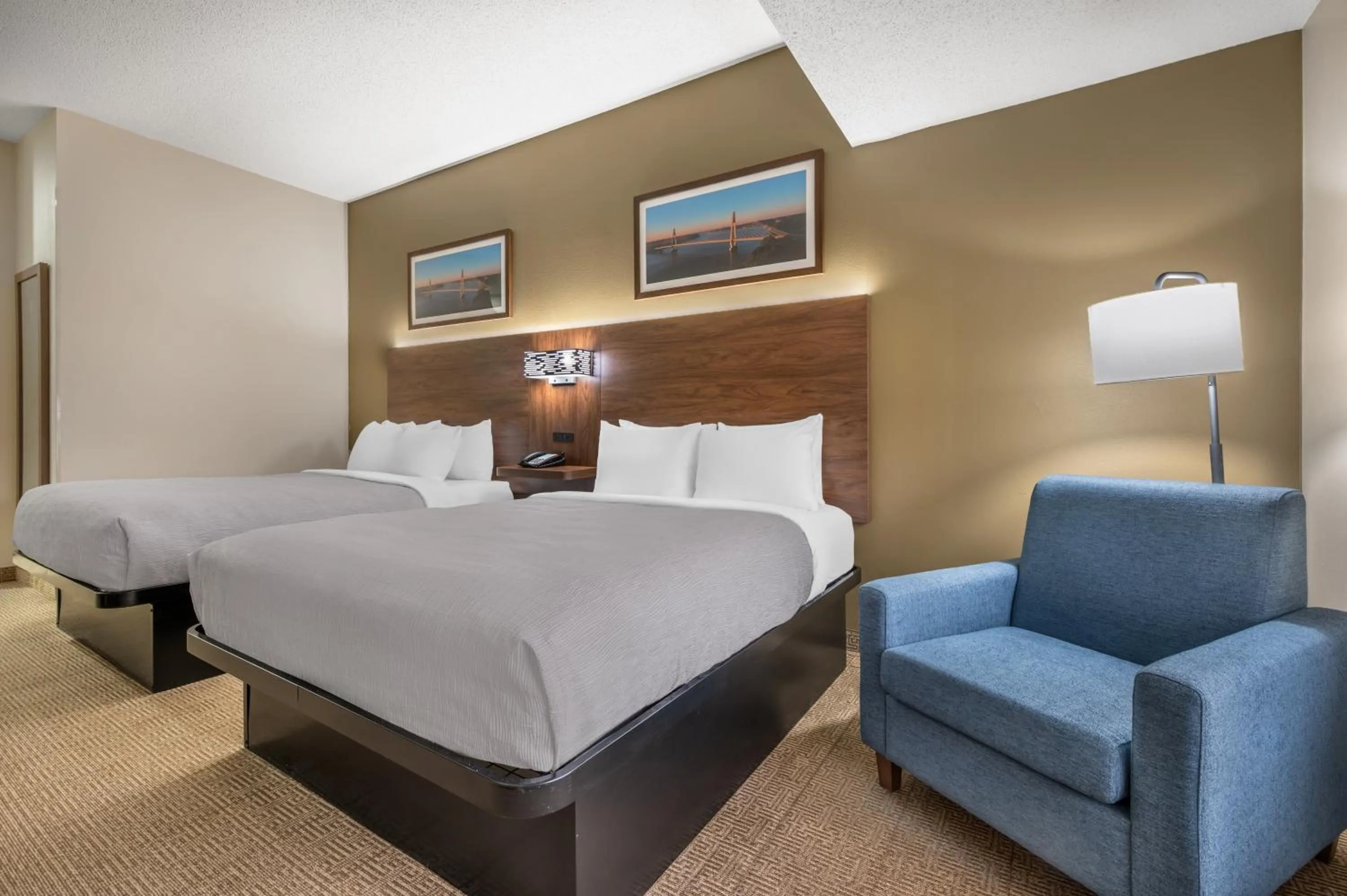 Bed in Quality Inn & Suites Rockport-Owensboro North GOLD AWARD WINNER