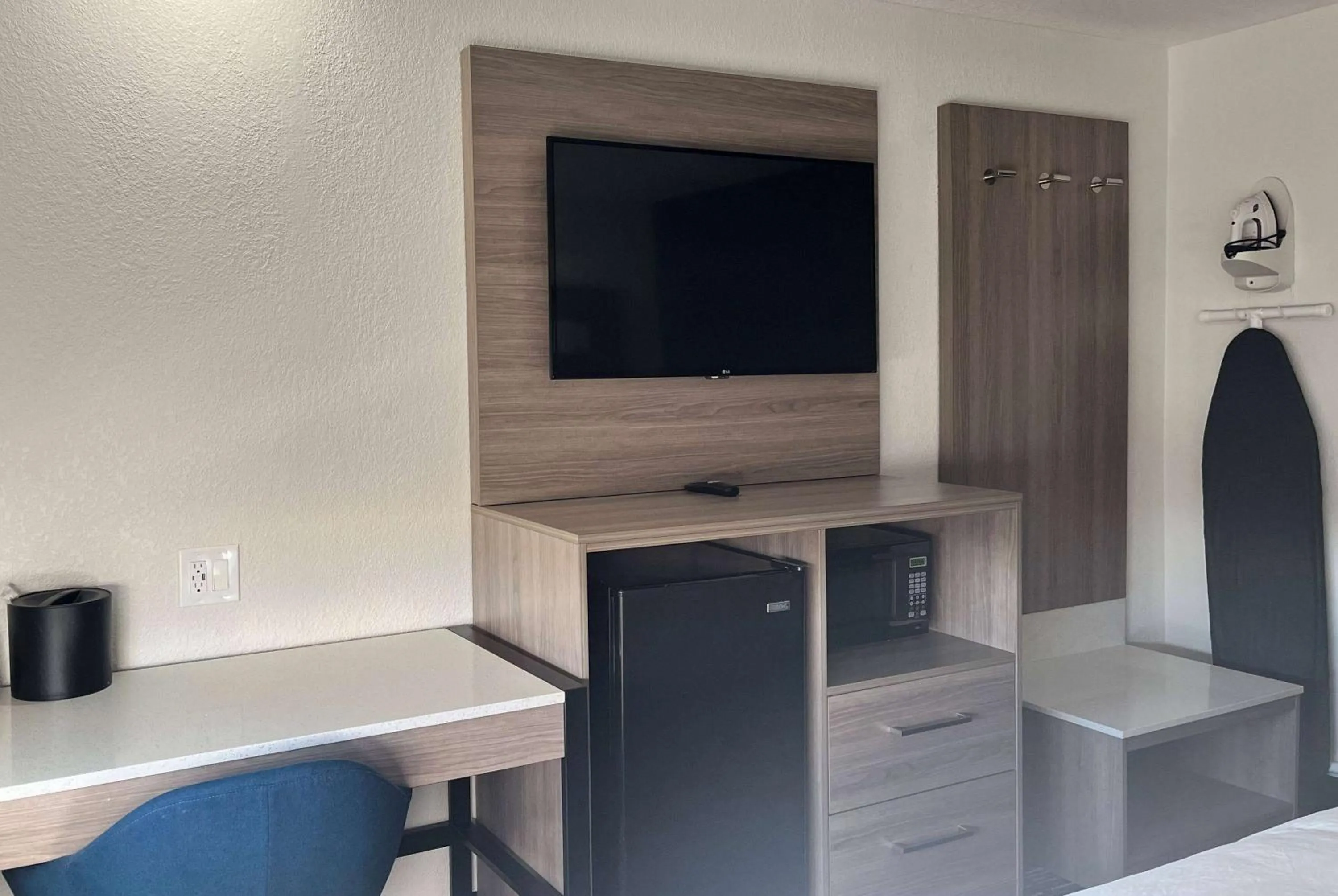 Photo of the whole room in Baymont by Wyndham Indianapolis Northeast