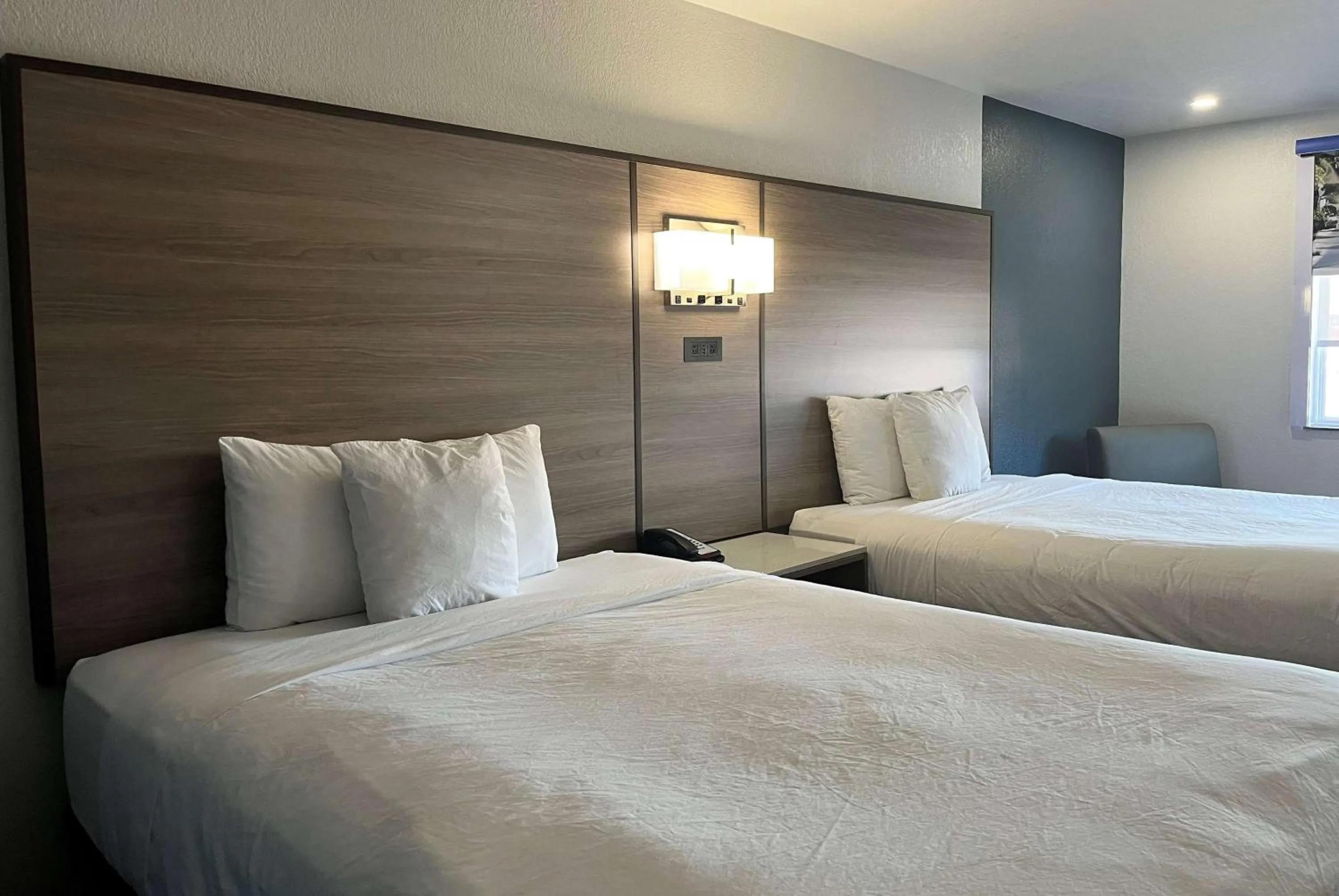 Photo of the whole room, Bed in Baymont by Wyndham Indianapolis Northeast