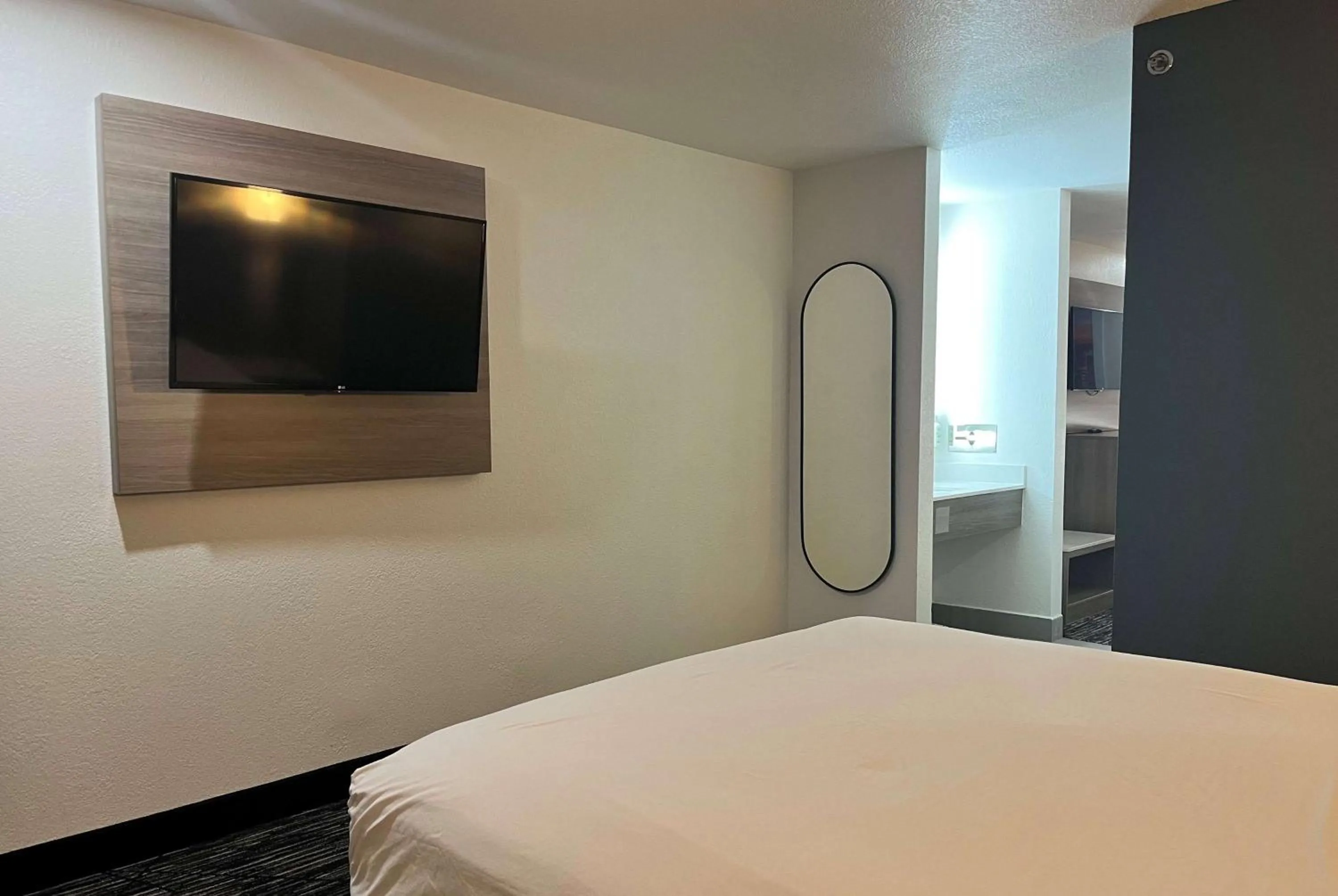 Photo of the whole room, Bed in Baymont by Wyndham Indianapolis Northeast