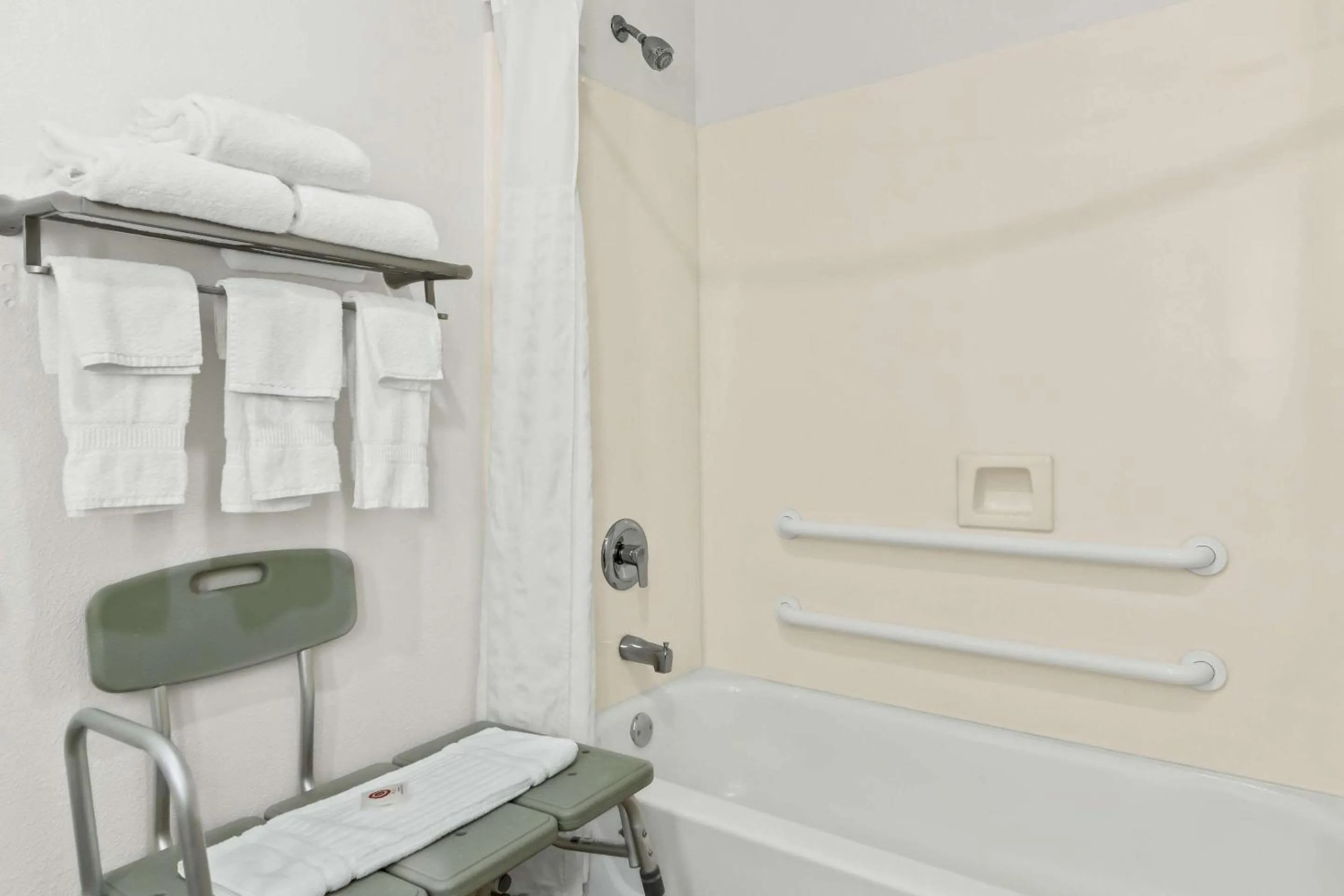 Bedroom in Comfort Inn Schereville