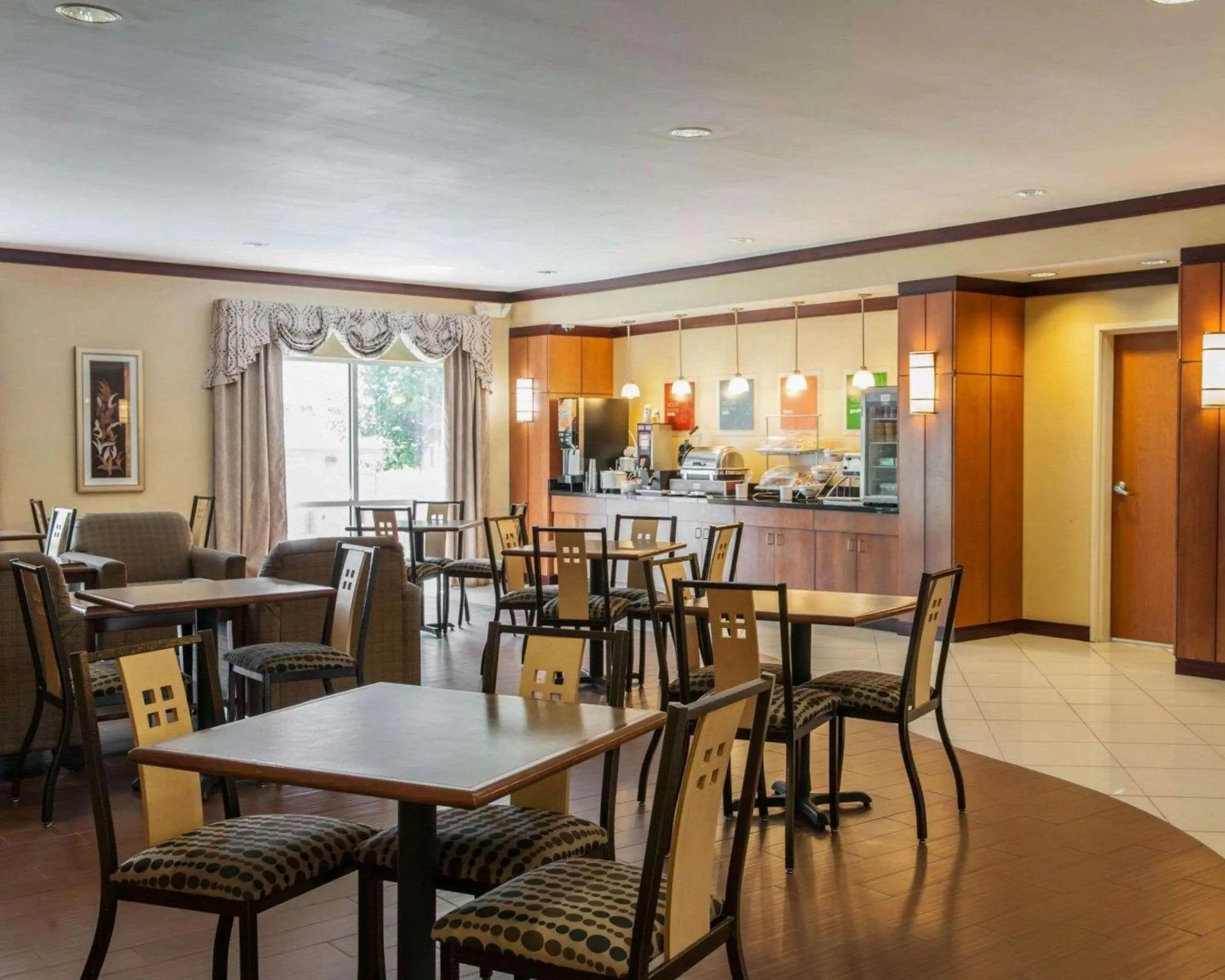 Restaurant/places to eat in Comfort Suites Southport