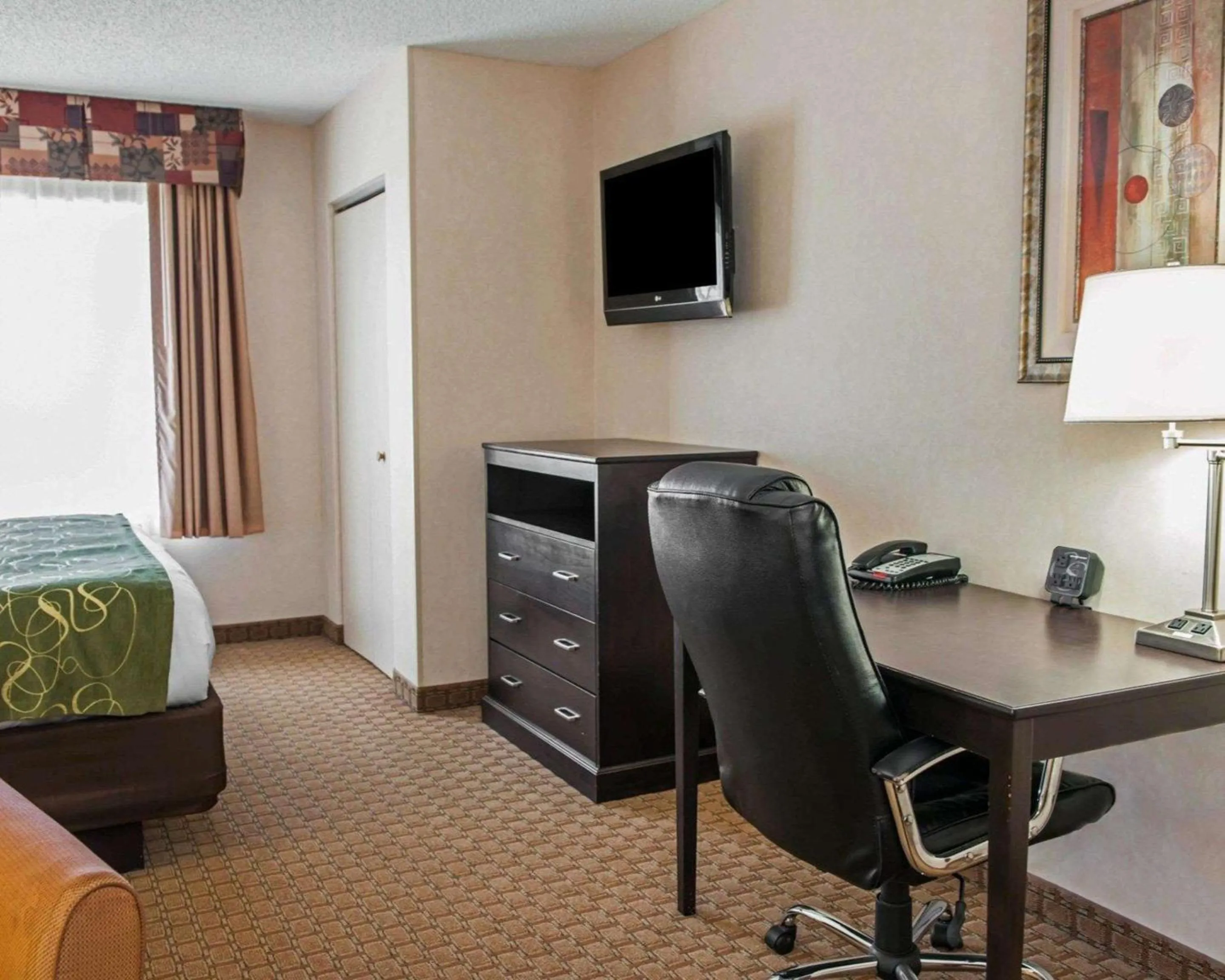 Photo of the whole room, Bed in Comfort Suites Southport