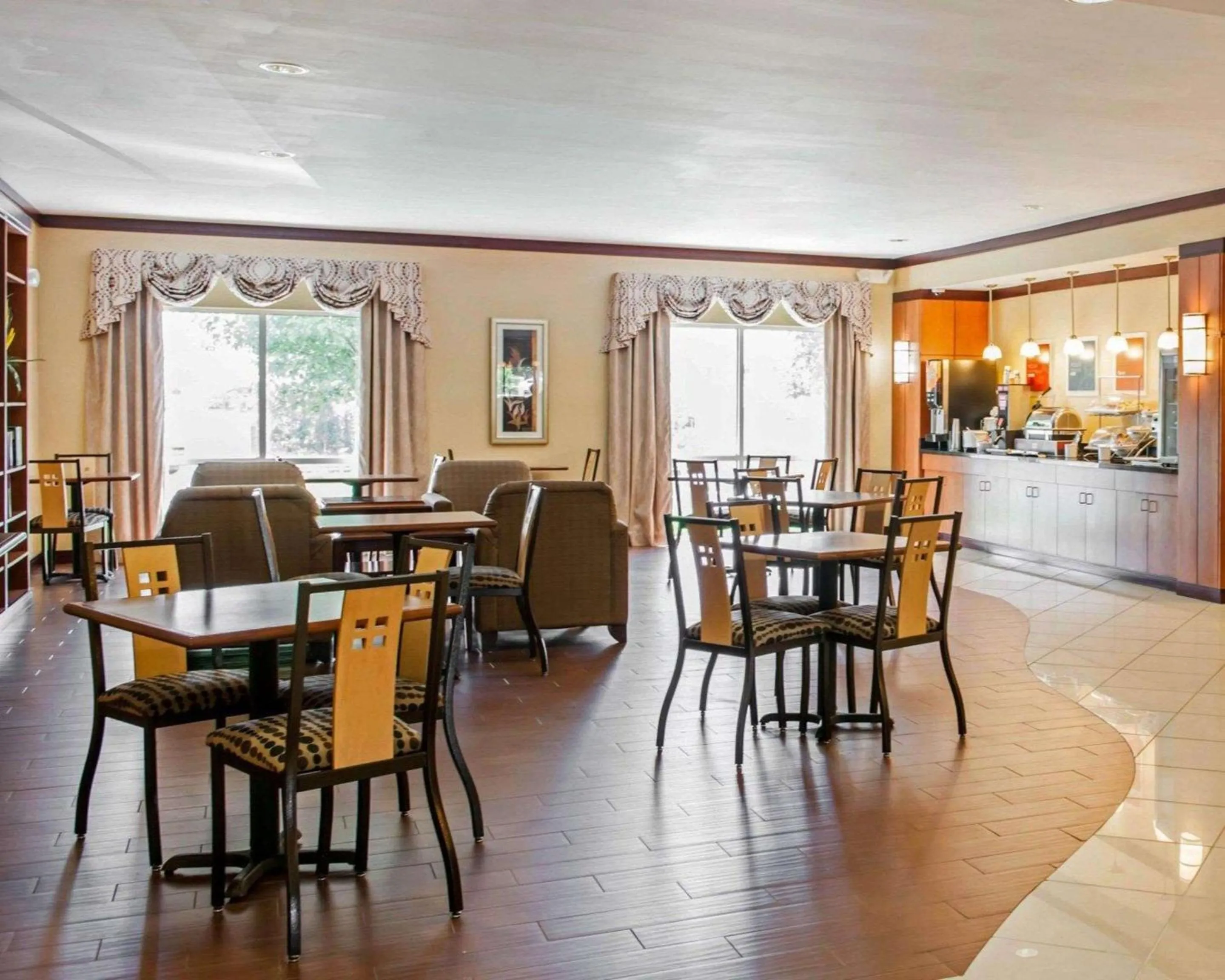 Restaurant/places to eat in Comfort Suites Southport