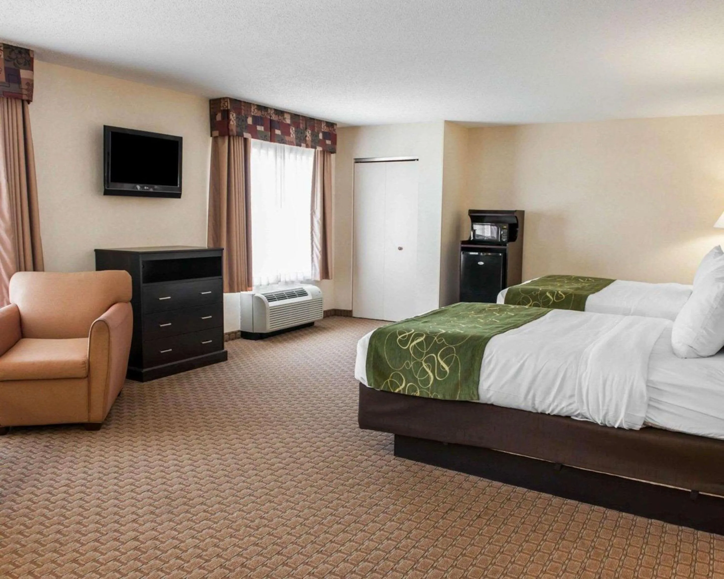 Photo of the whole room, Bed in Comfort Suites Southport
