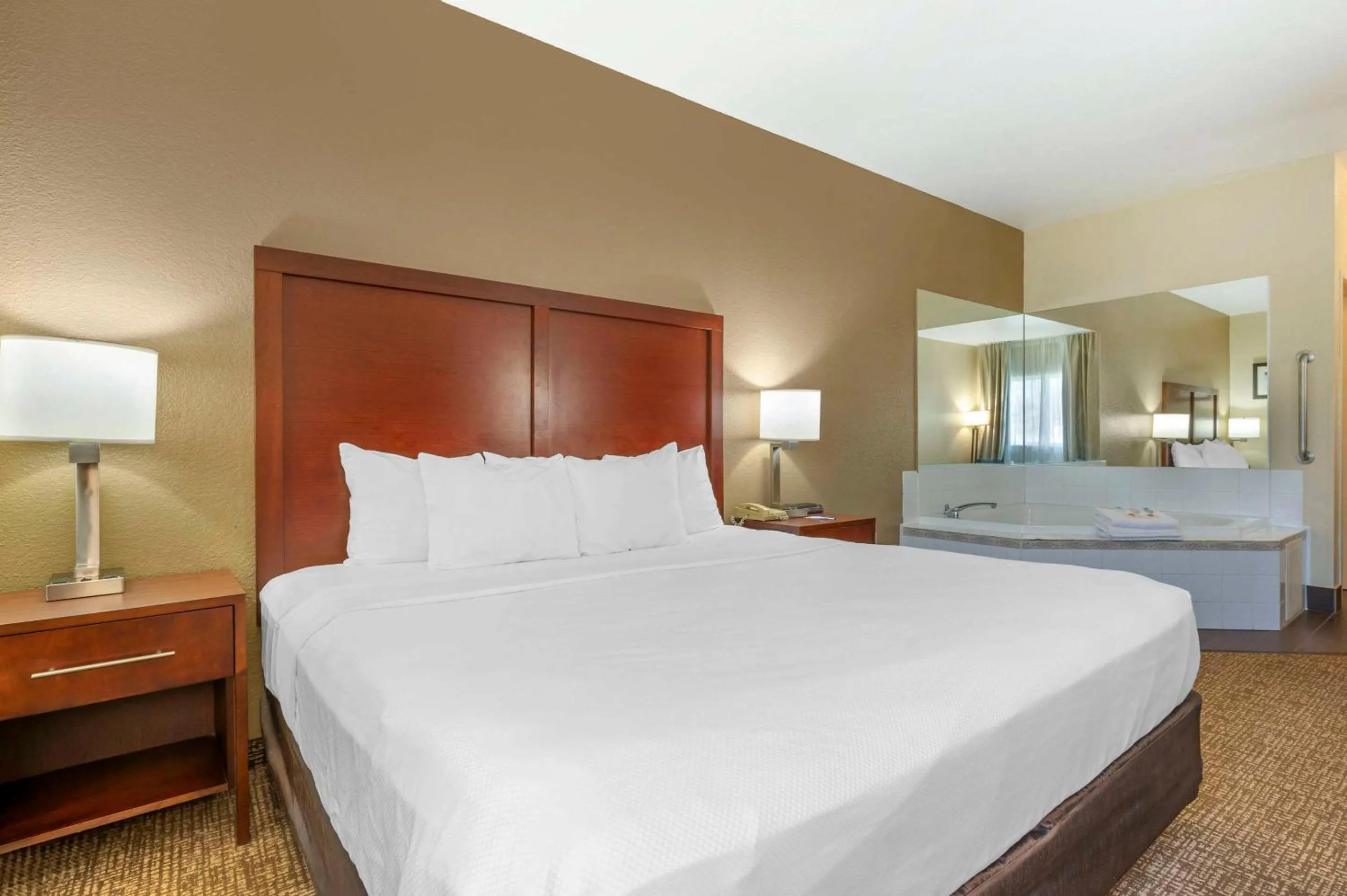 Bedroom, Bed in Comfort Inn Fremont