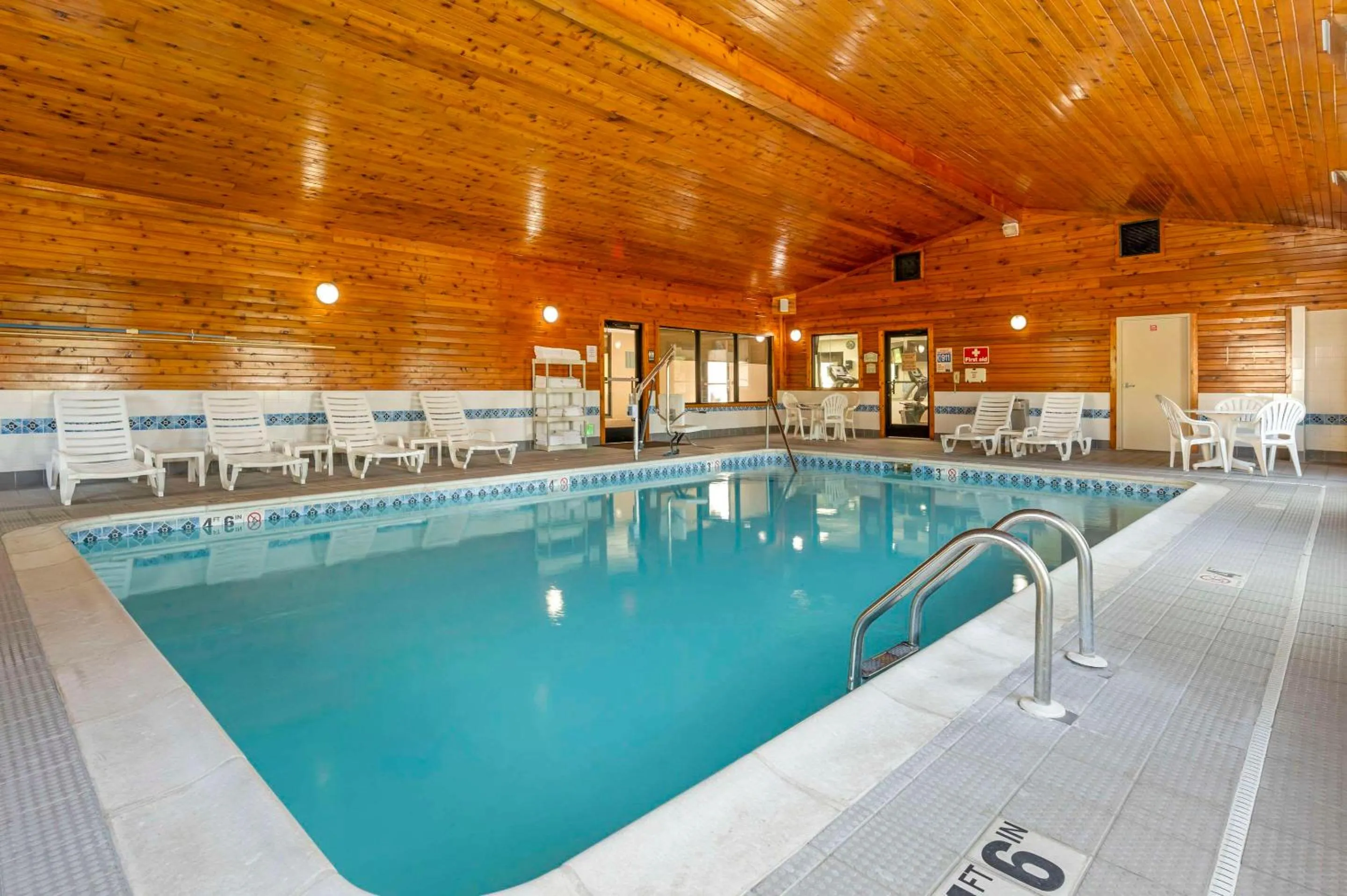 Swimming pool in Comfort Inn Fremont