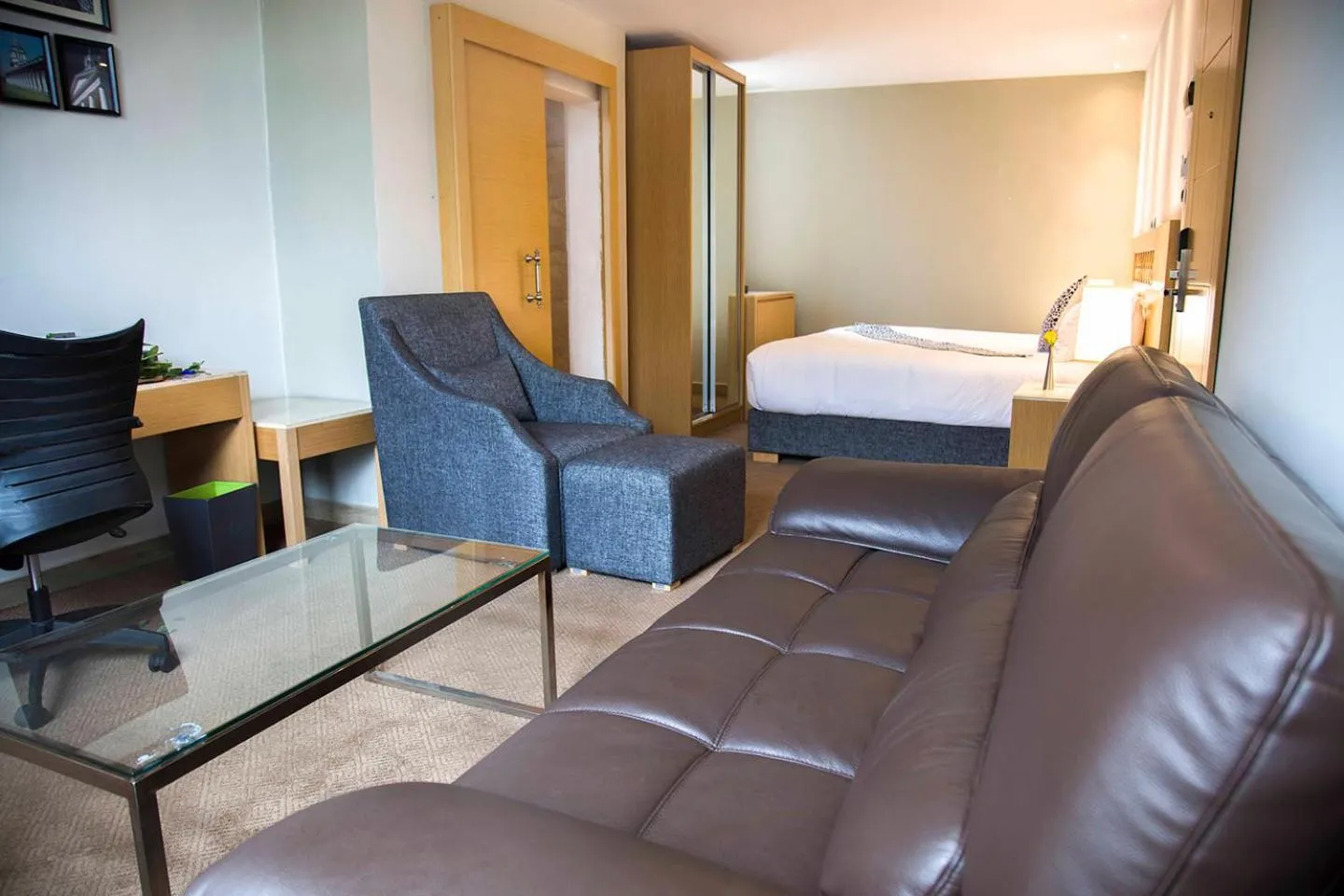 Living room, Bed in Vamos Addis Hotel