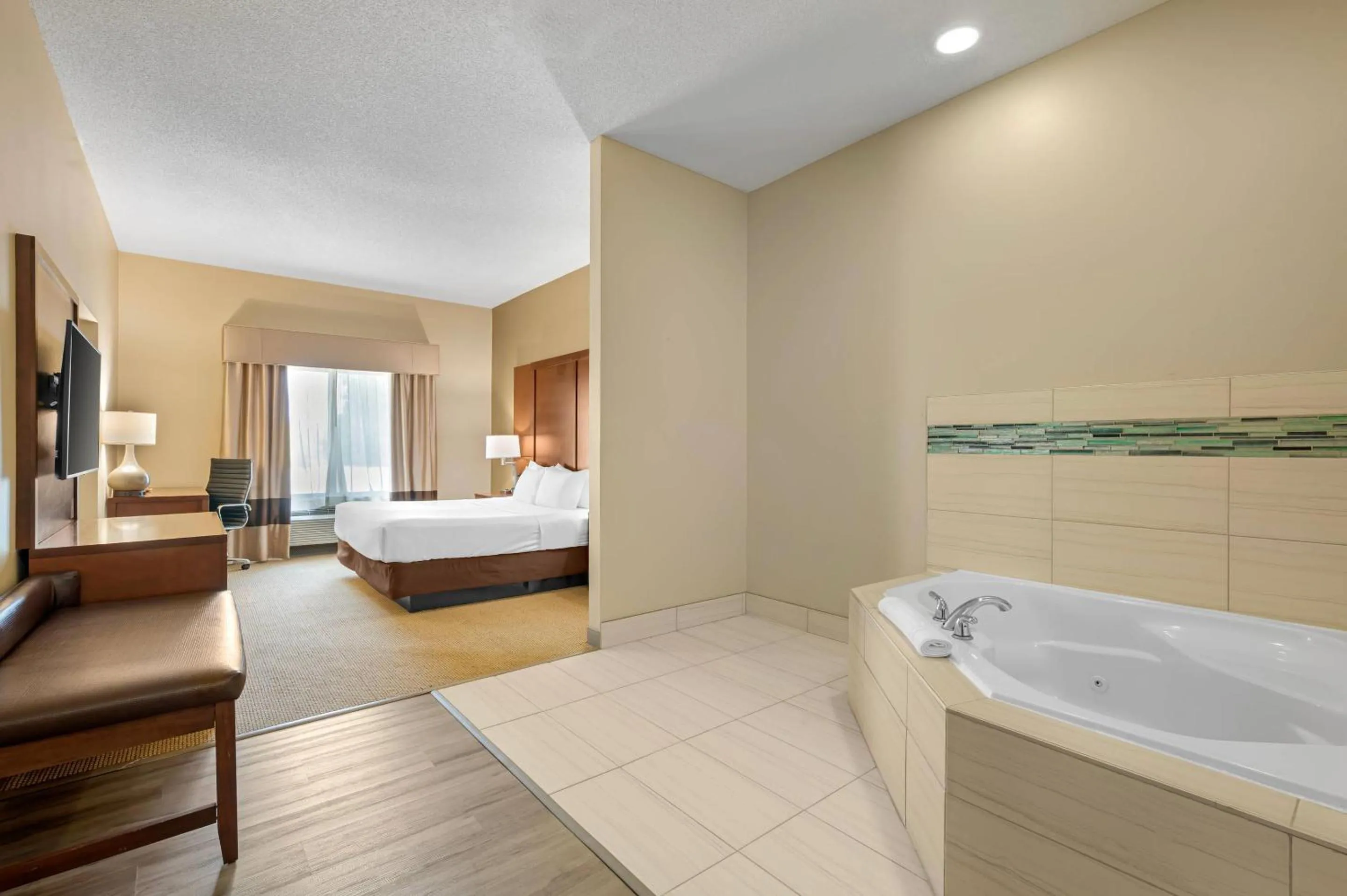 Bedroom, Bed in Comfort Suites South Bend Near Casino