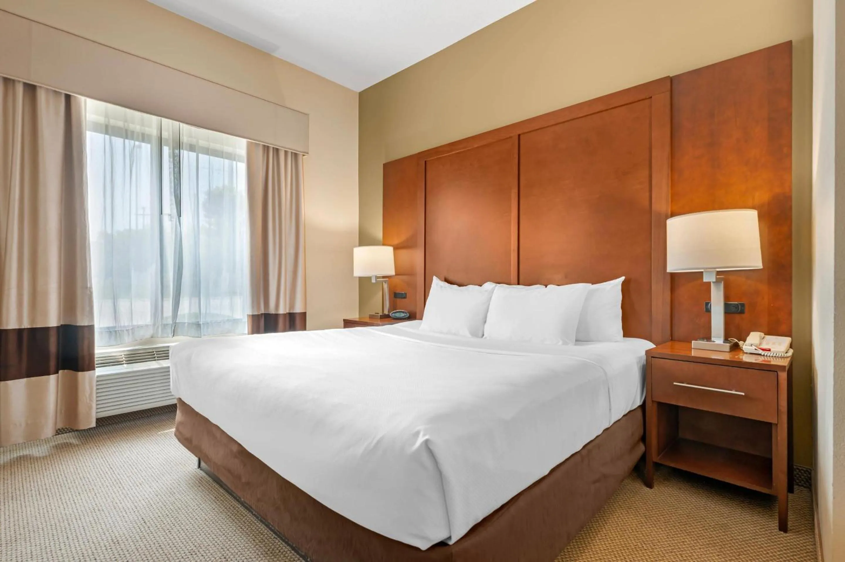 Bedroom, Bed in Comfort Suites South Bend Near Casino