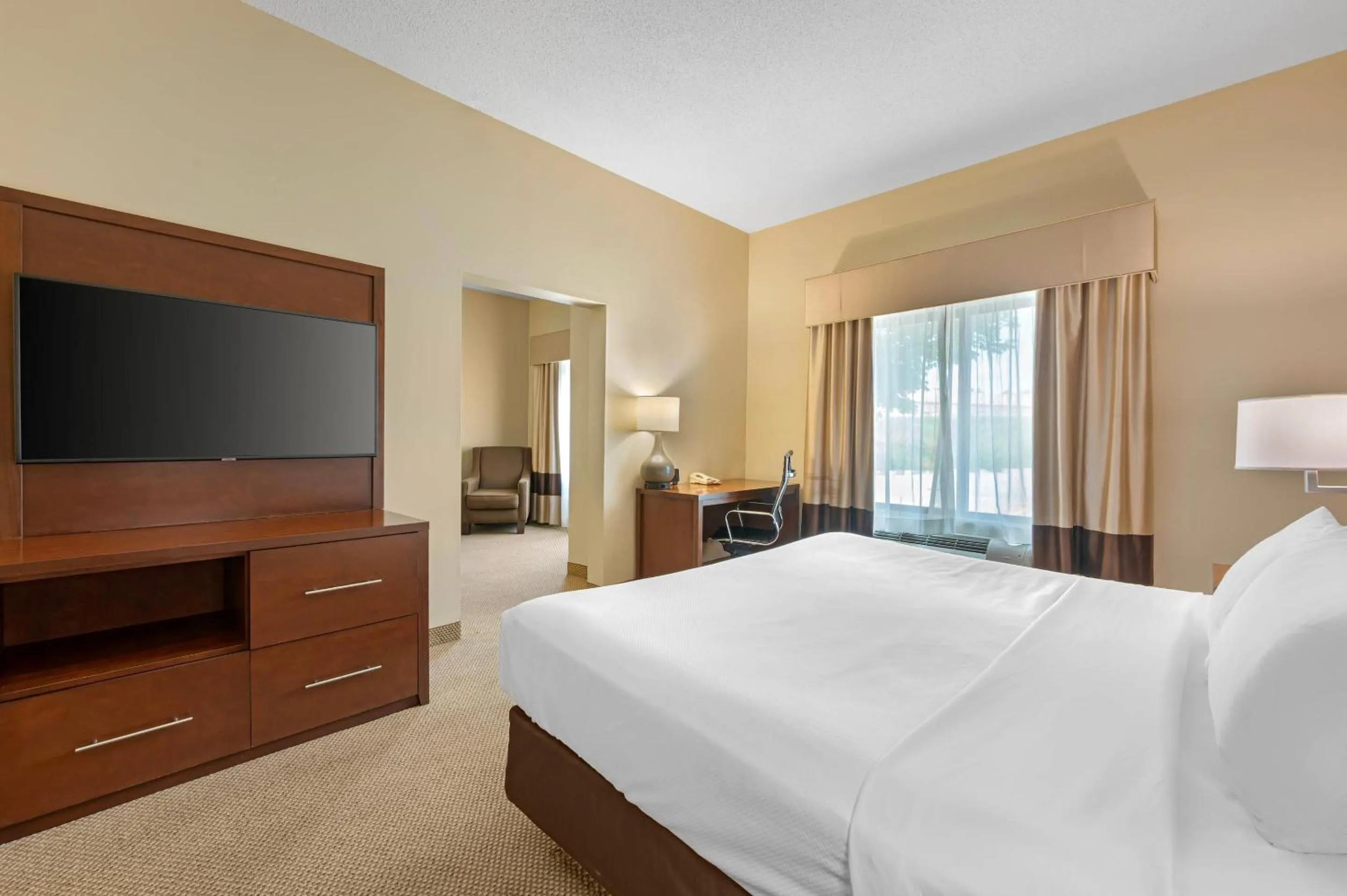 Bedroom, Bed in Comfort Suites South Bend Near Casino