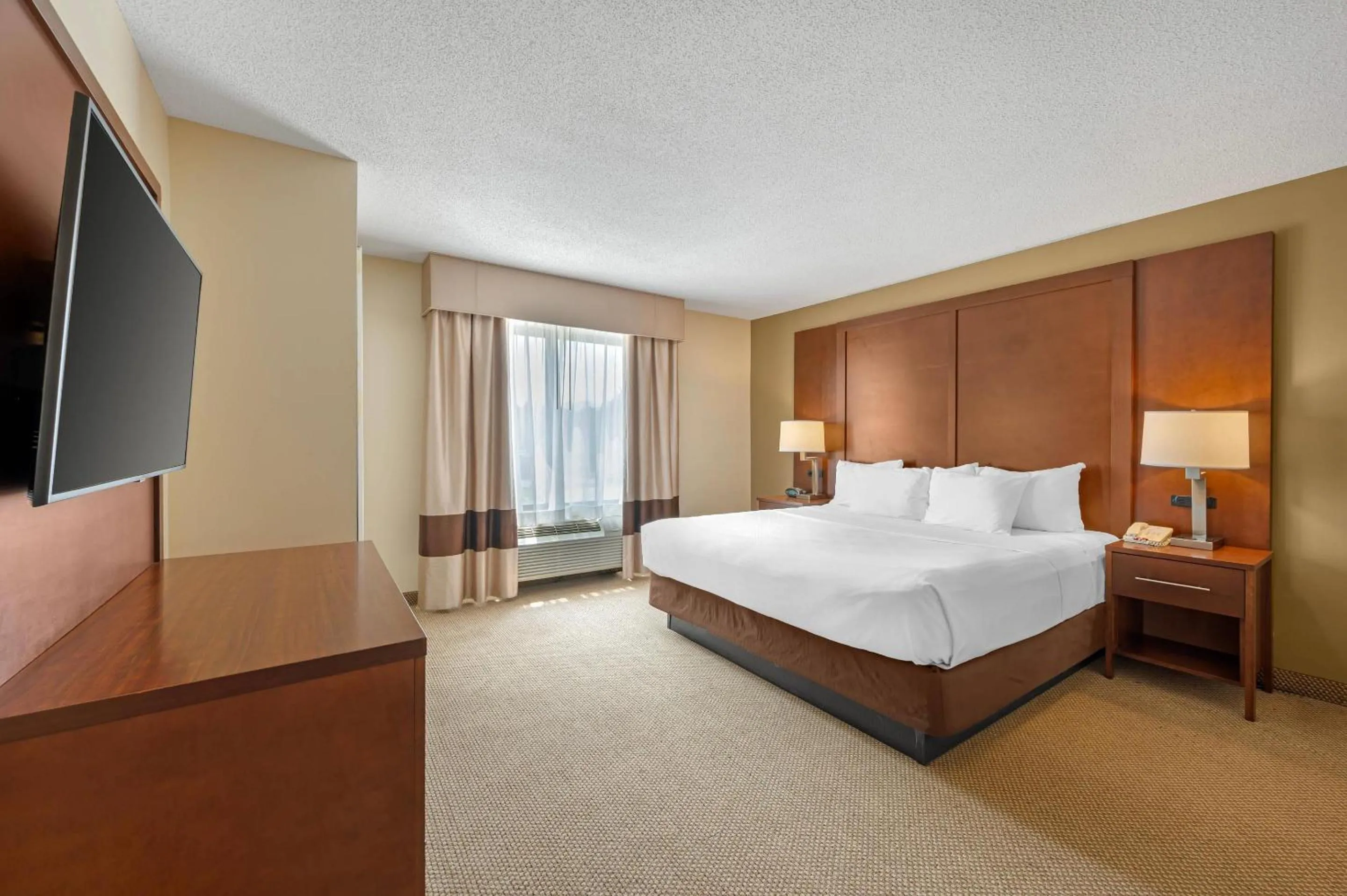 Bedroom, Bed in Comfort Suites South Bend Near Casino