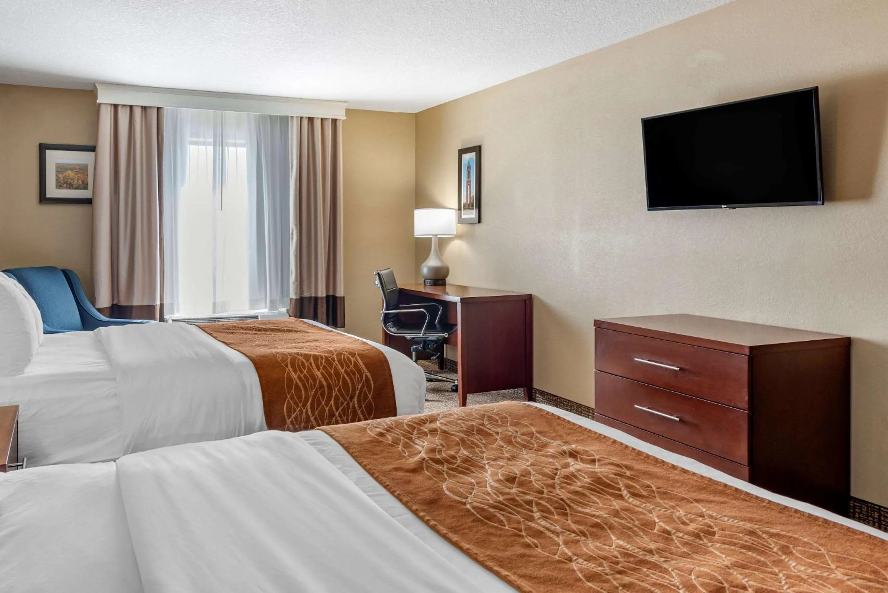 Photo of the whole room, Bed in Comfort Inn & Suites Muncie Near University