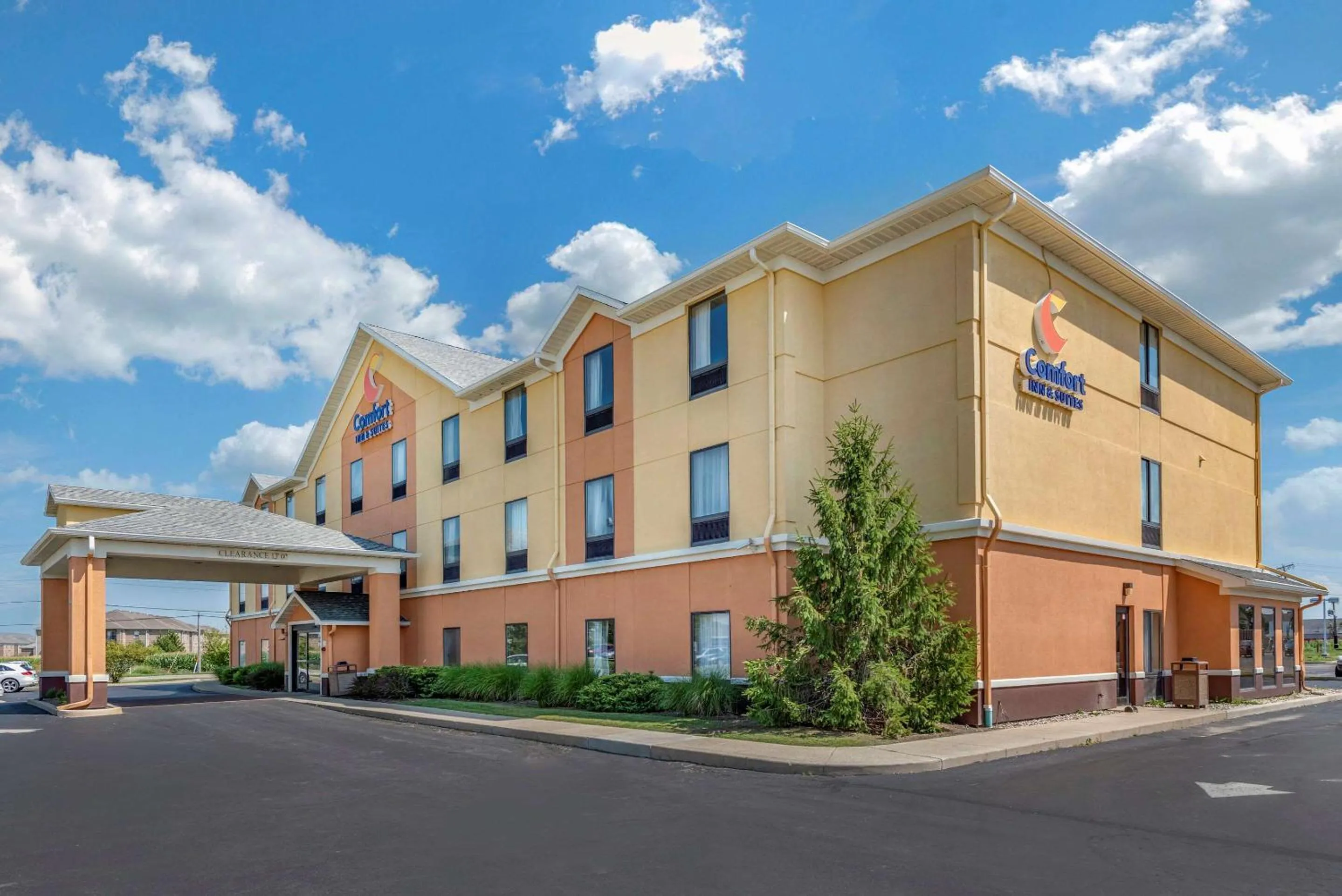 Property building in Comfort Inn & Suites Muncie Near University