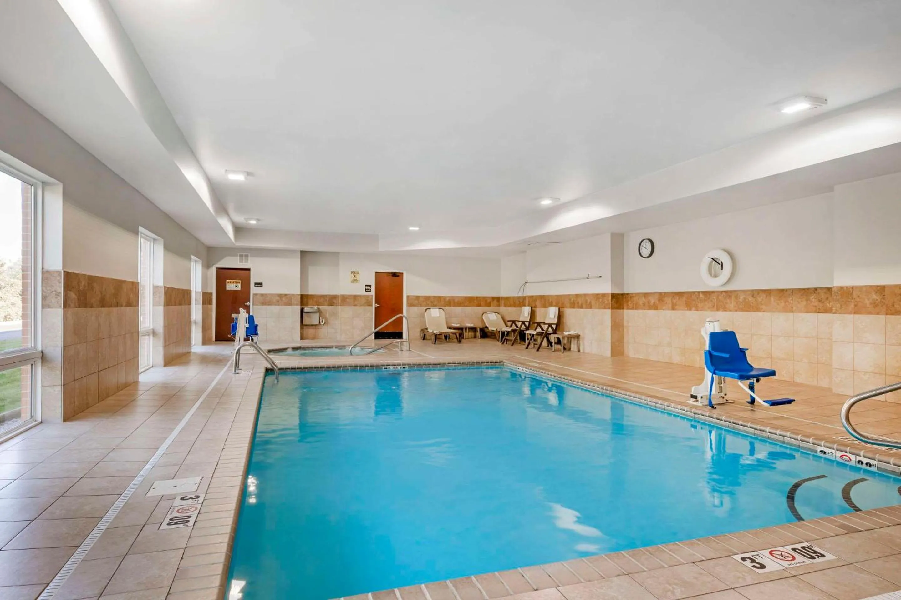 Swimming pool in Comfort Inn & Suites Porter near Indiana Dunes