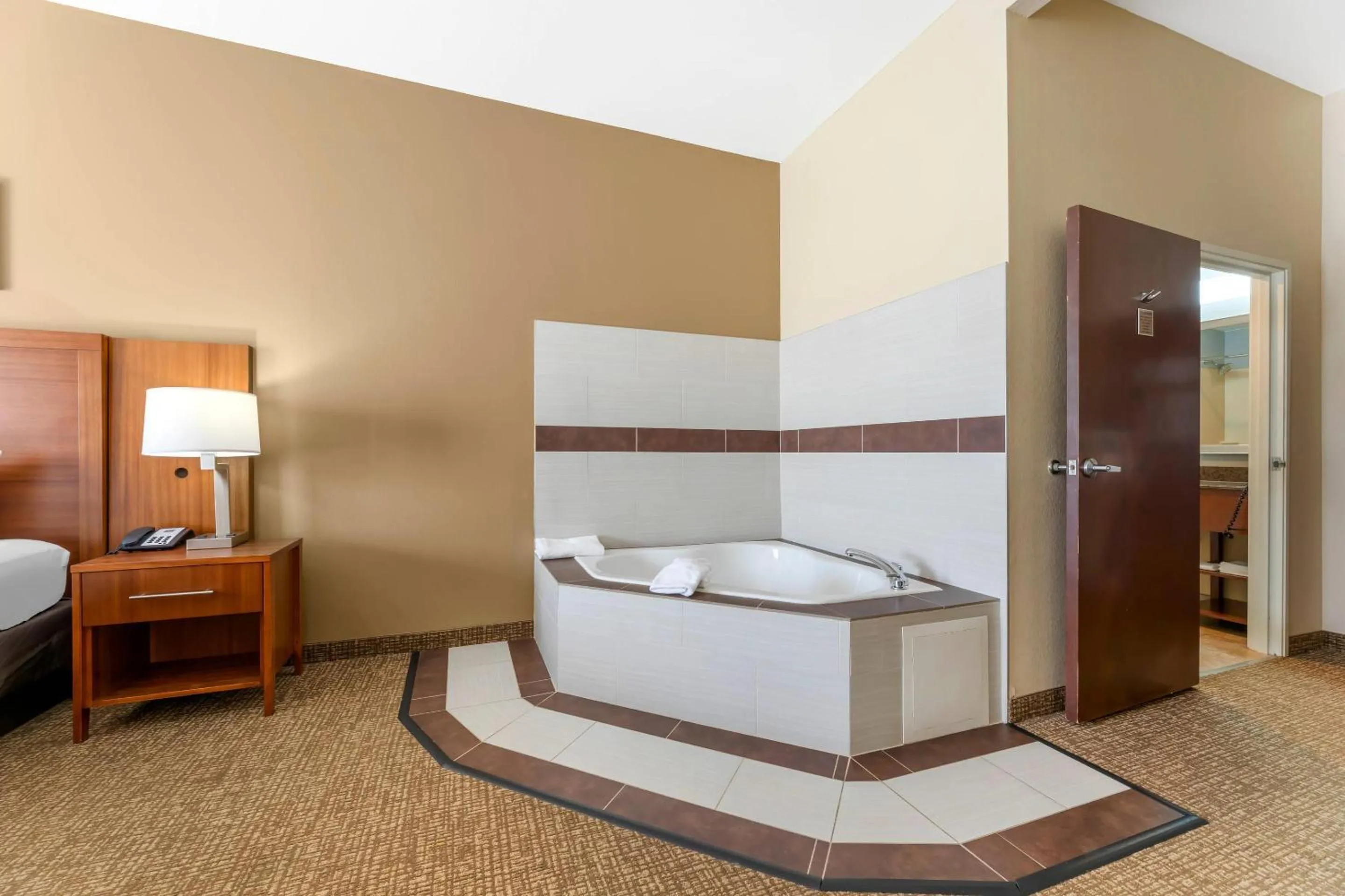 Bedroom, Bed in Comfort Inn & Suites Porter near Indiana Dunes