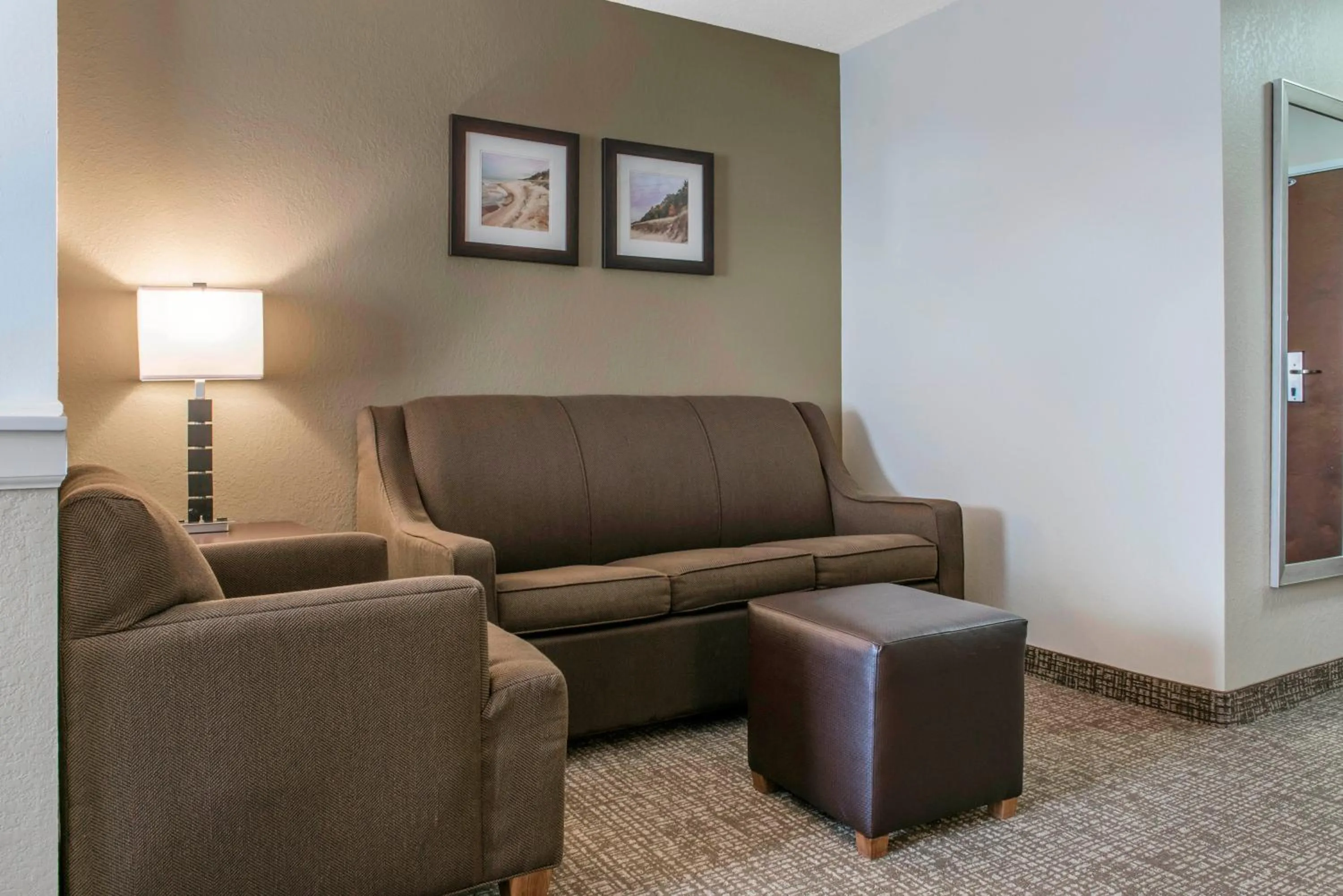 Living room in Comfort Inn & Suites Porter near Indiana Dunes