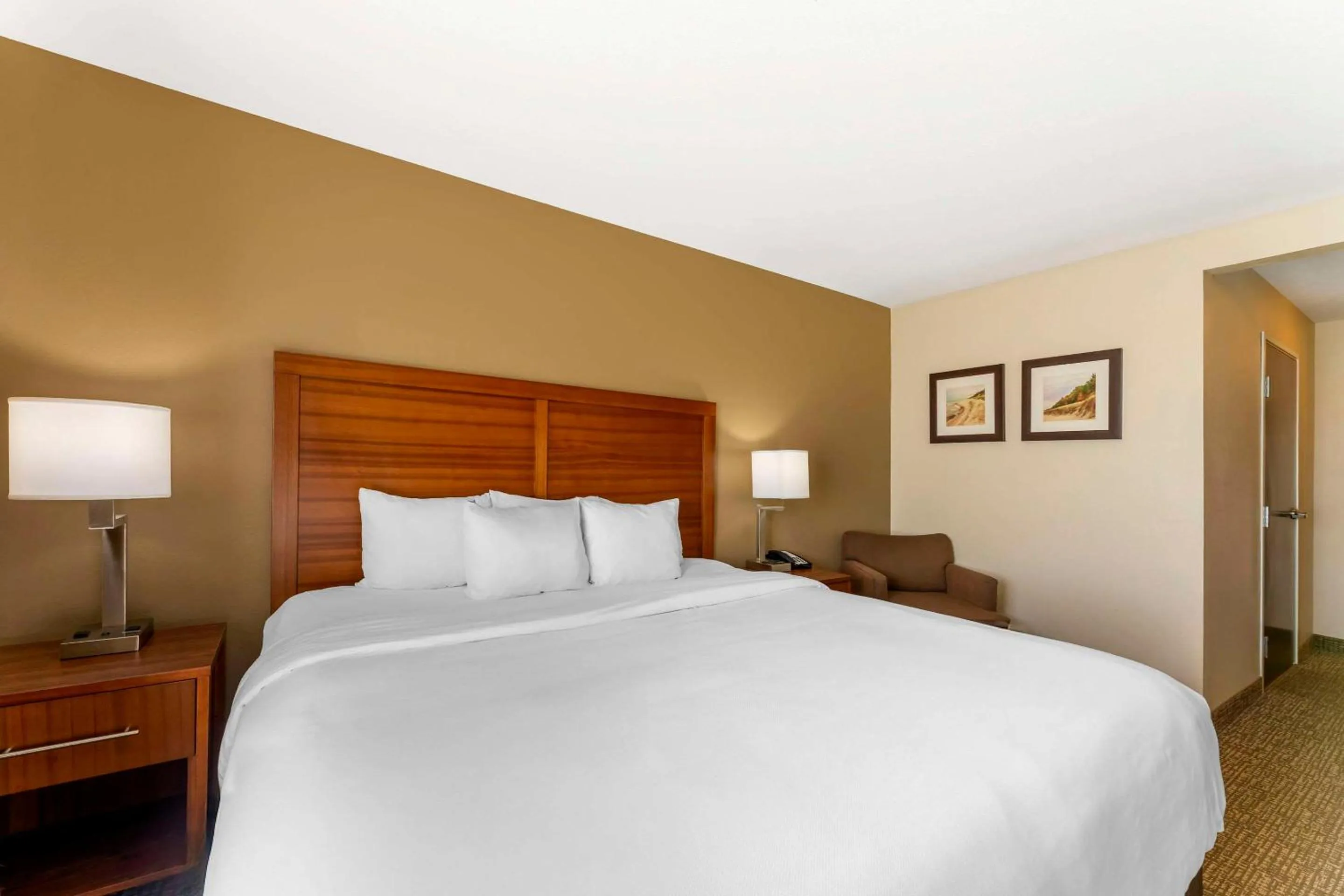 Bedroom, Bed in Comfort Inn & Suites Porter near Indiana Dunes