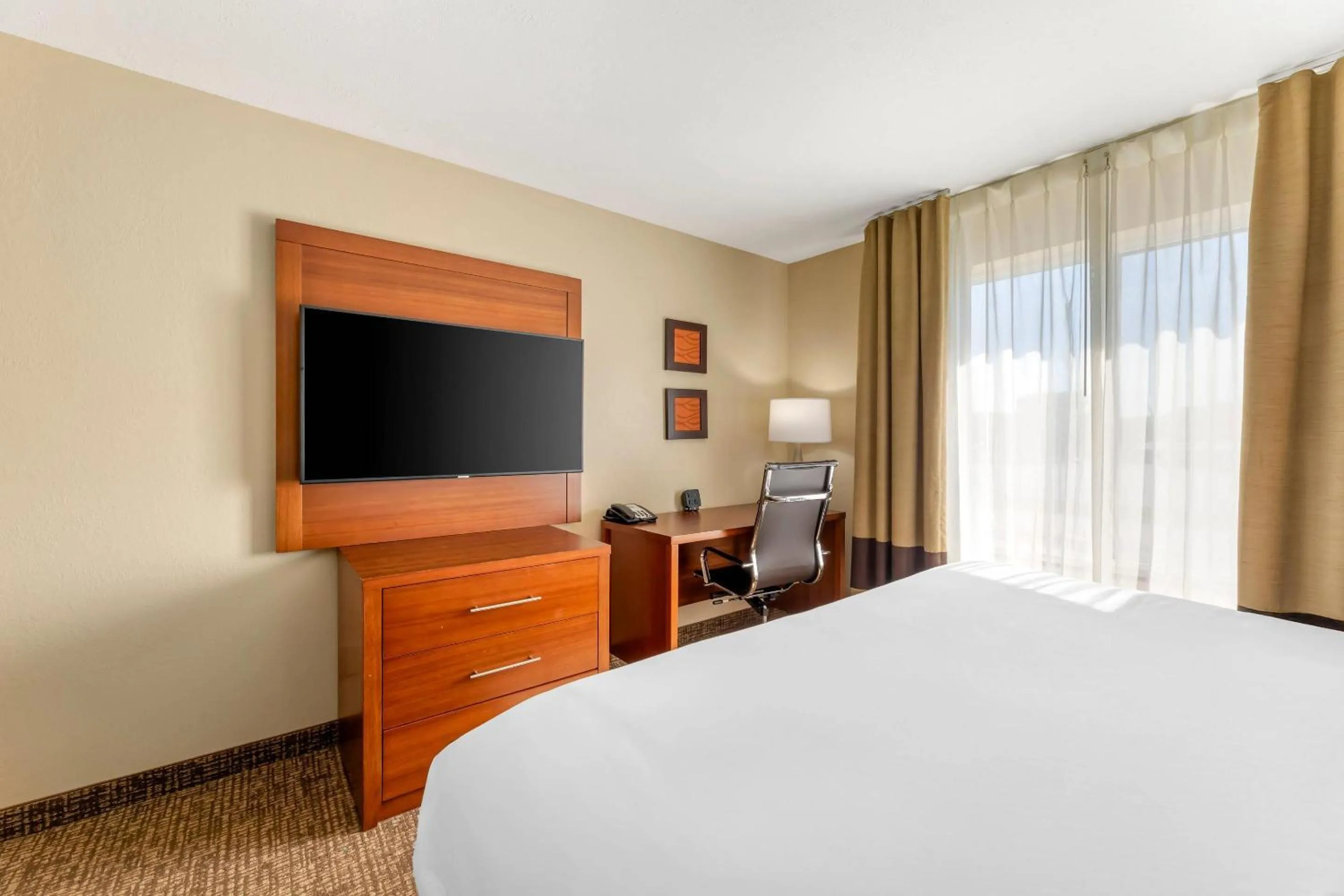 Bedroom, Bed in Comfort Inn & Suites Porter near Indiana Dunes