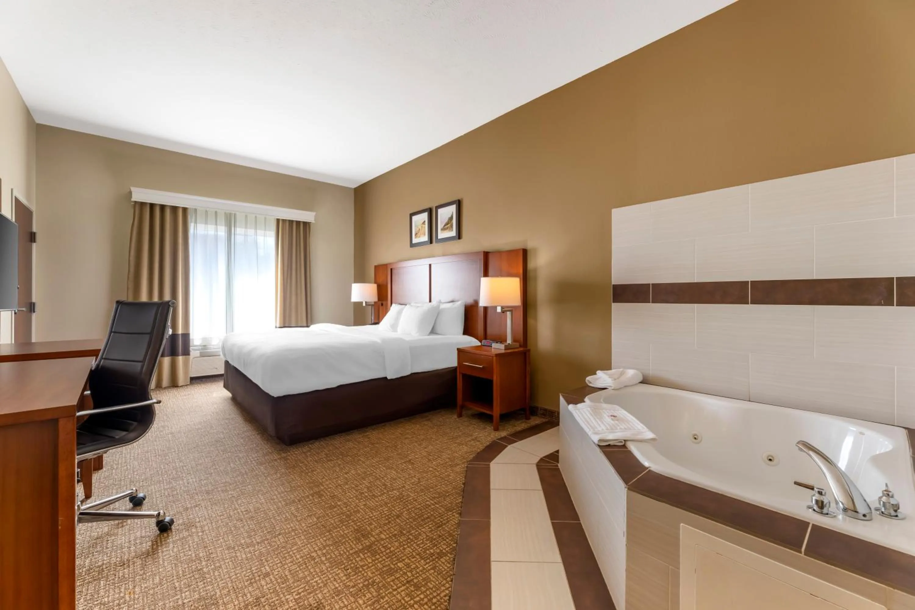 Bed in Comfort Inn & Suites Porter near Indiana Dunes