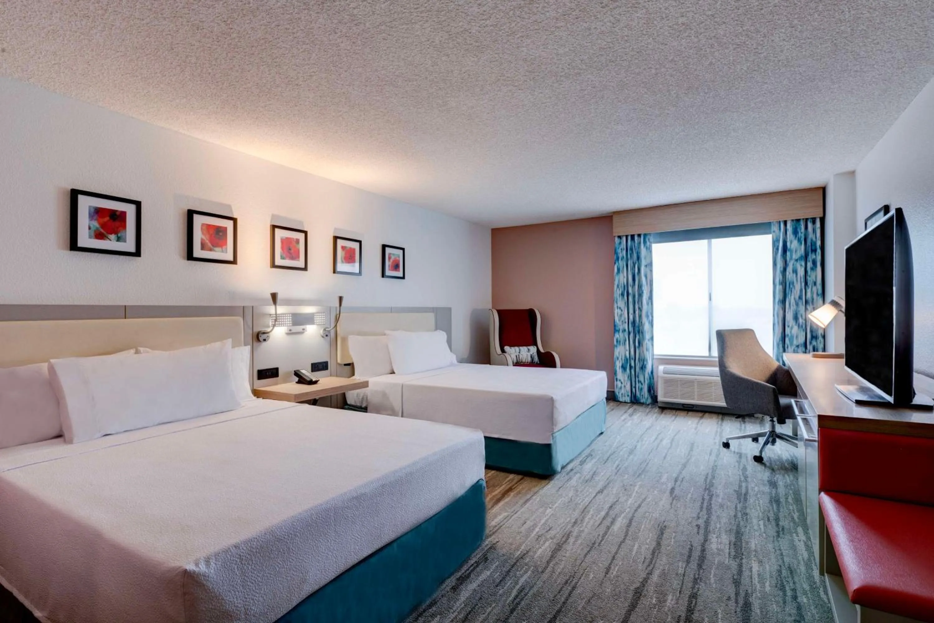 Bed in Hilton Garden Inn Anaheim/Garden Grove