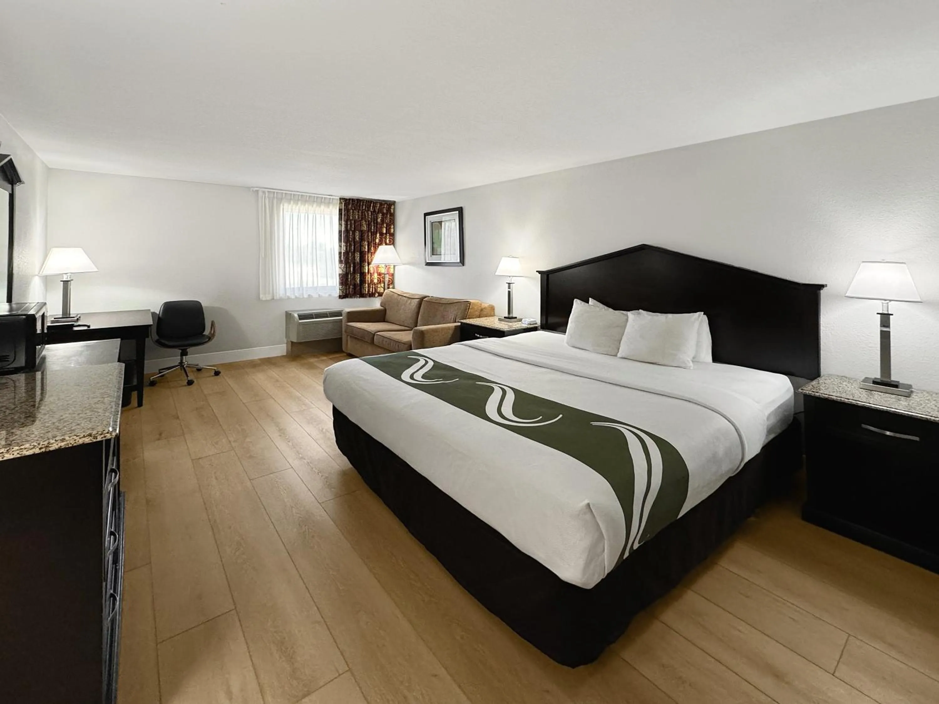 Bed in Quality Inn Fort Wayne