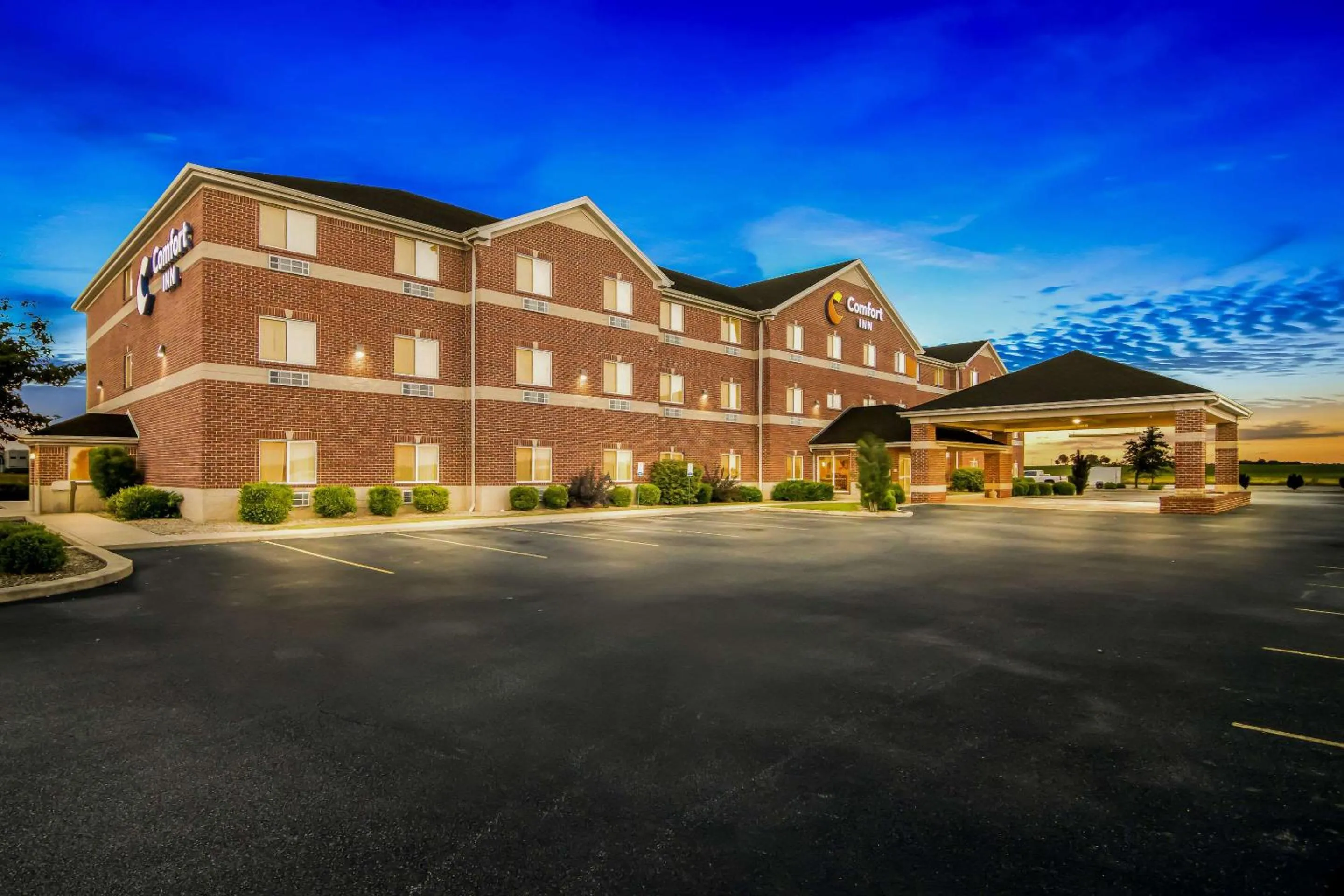 Property building in Comfort Inn Hebron-Lowell Area
