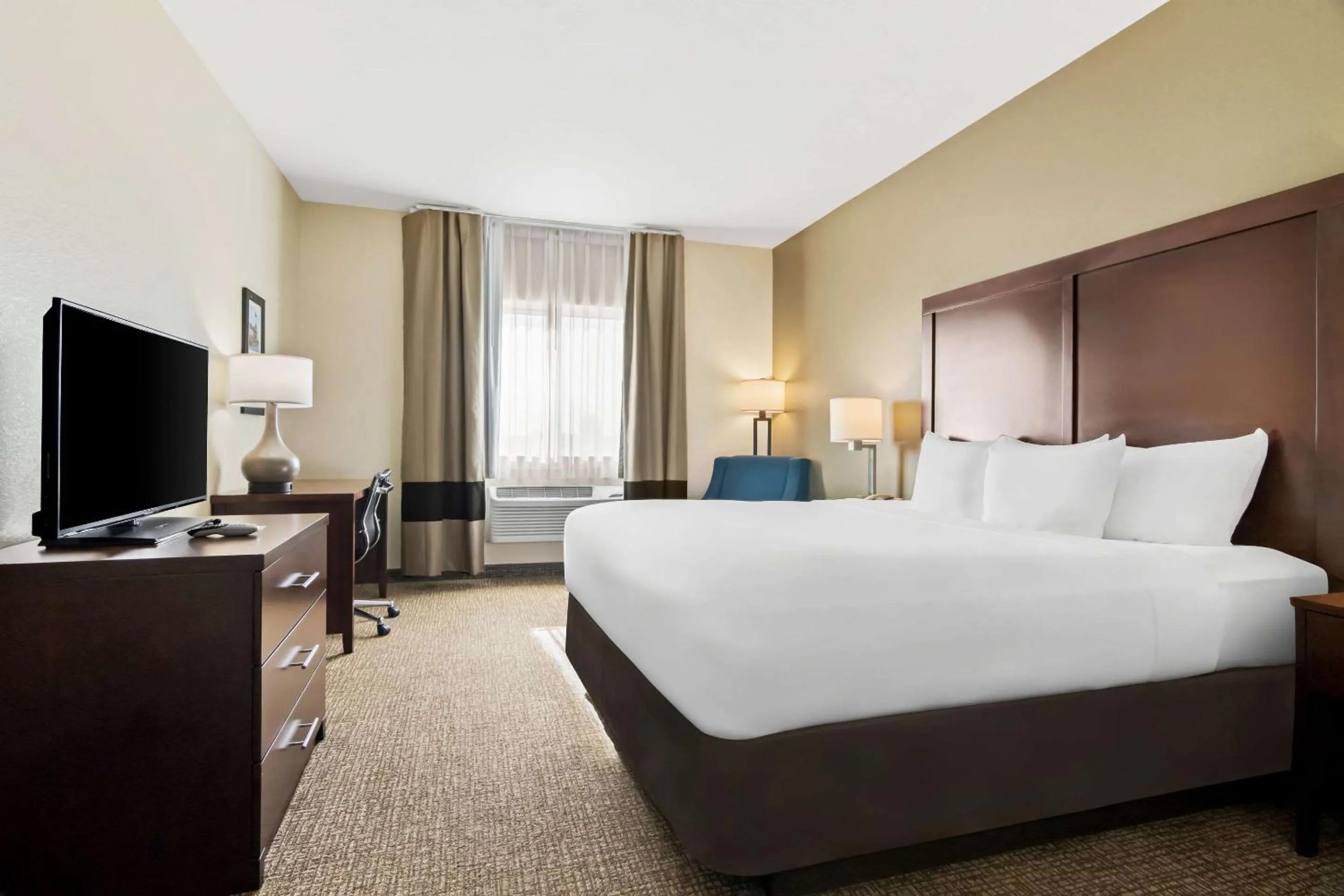 Bedroom, Bed in Comfort Inn Hebron-Lowell Area