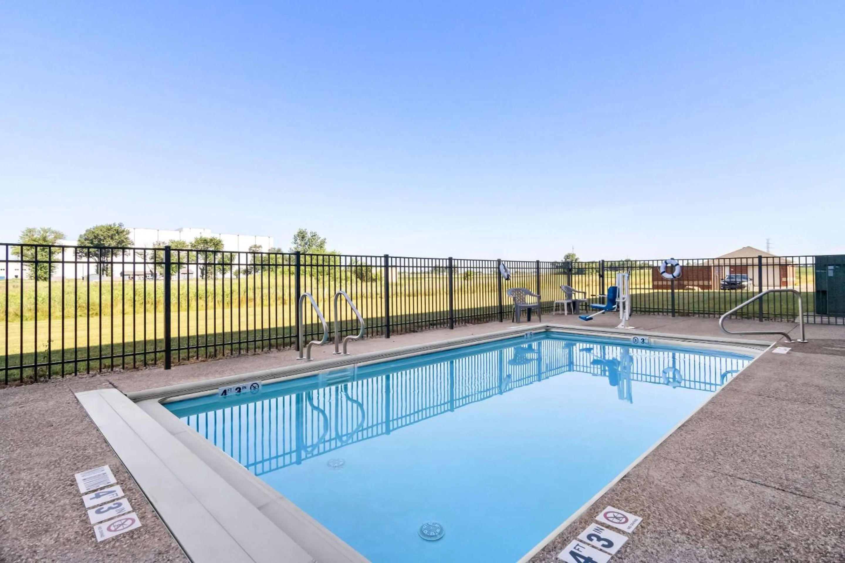 Swimming pool in Comfort Inn Hebron-Lowell Area