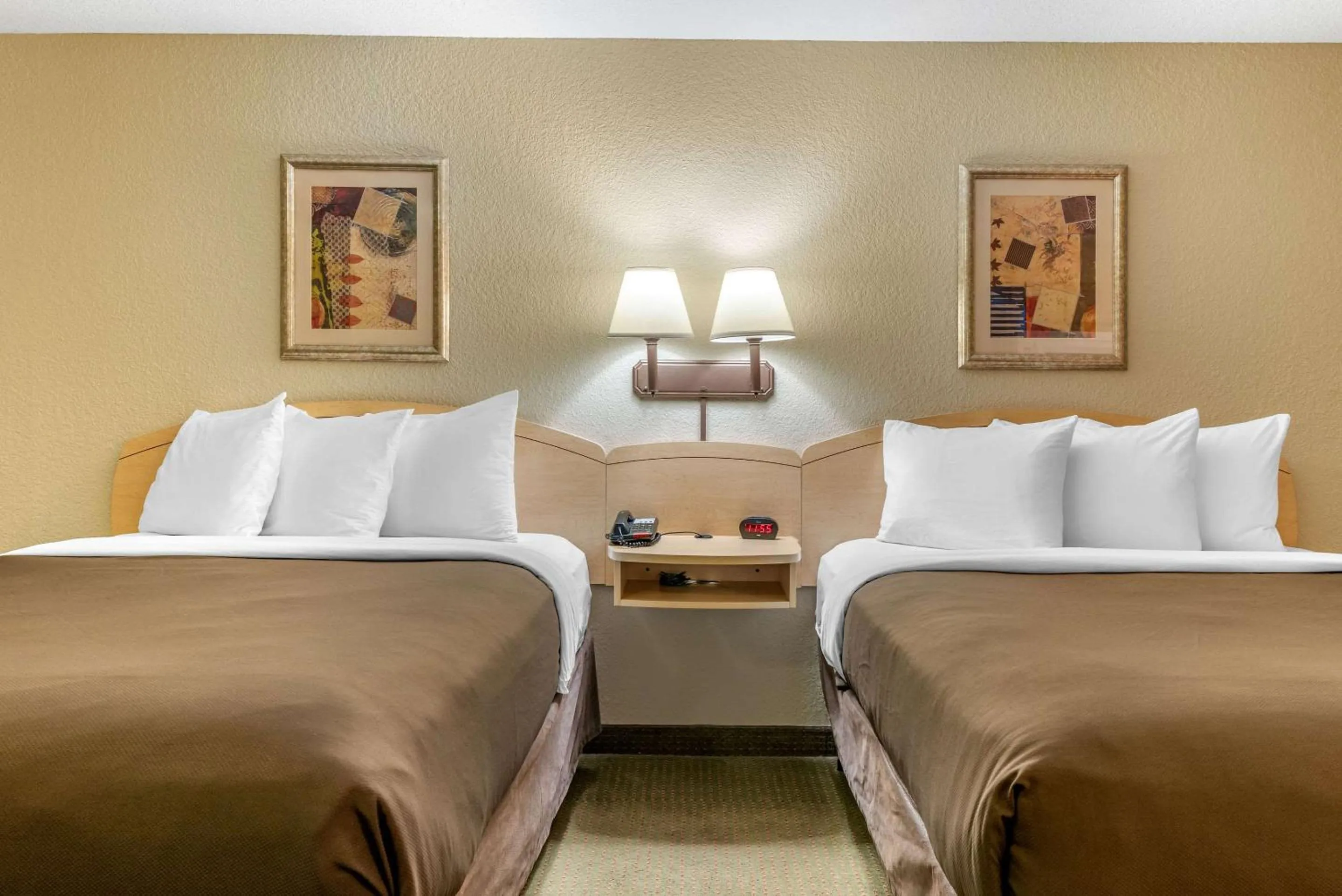 Bedroom, Bed in Birch Hill Suites - South Bend