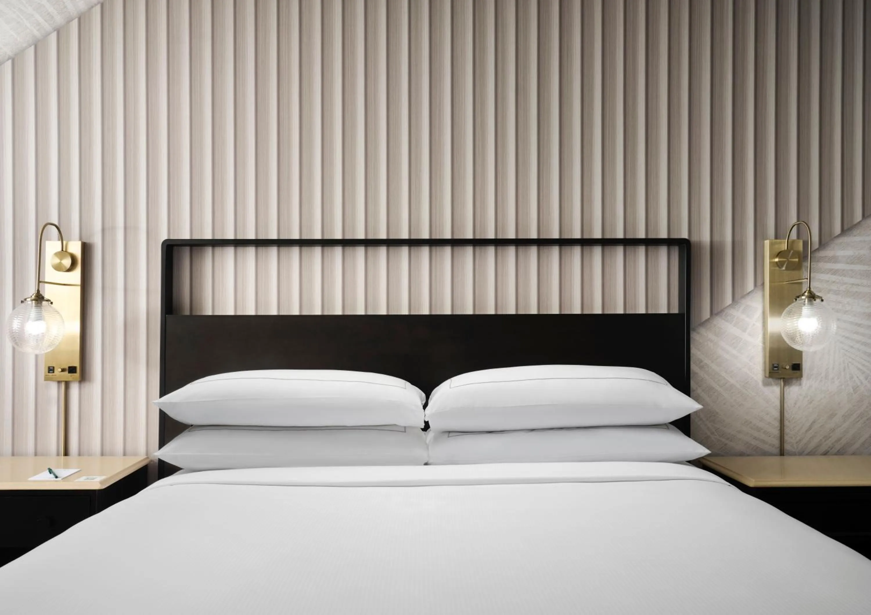 Bedroom, Bed in Hotel Fera Anaheim, a DoubleTree by Hilton Hotel