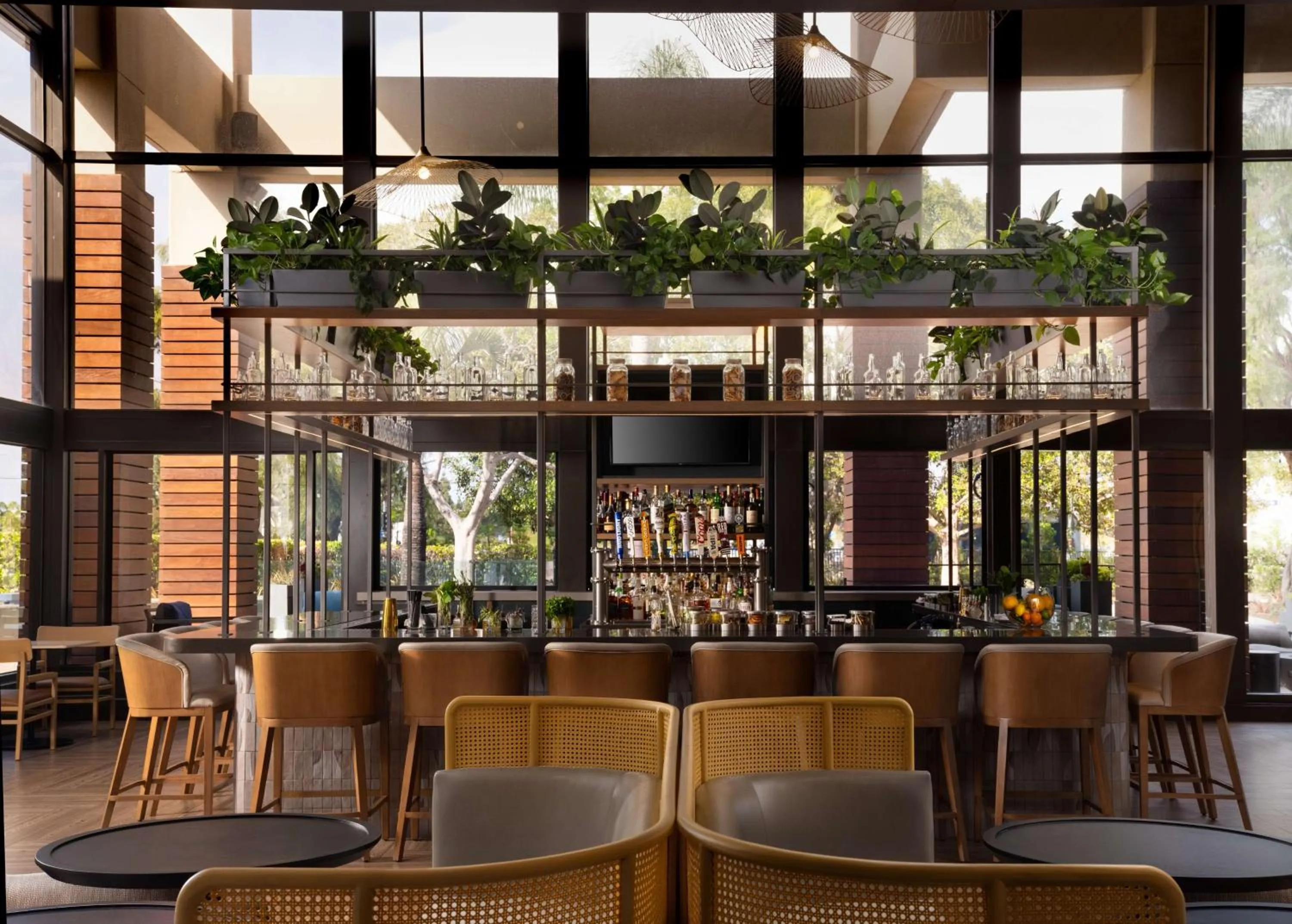 Lounge or bar in Hotel Fera Anaheim, a DoubleTree by Hilton Hotel