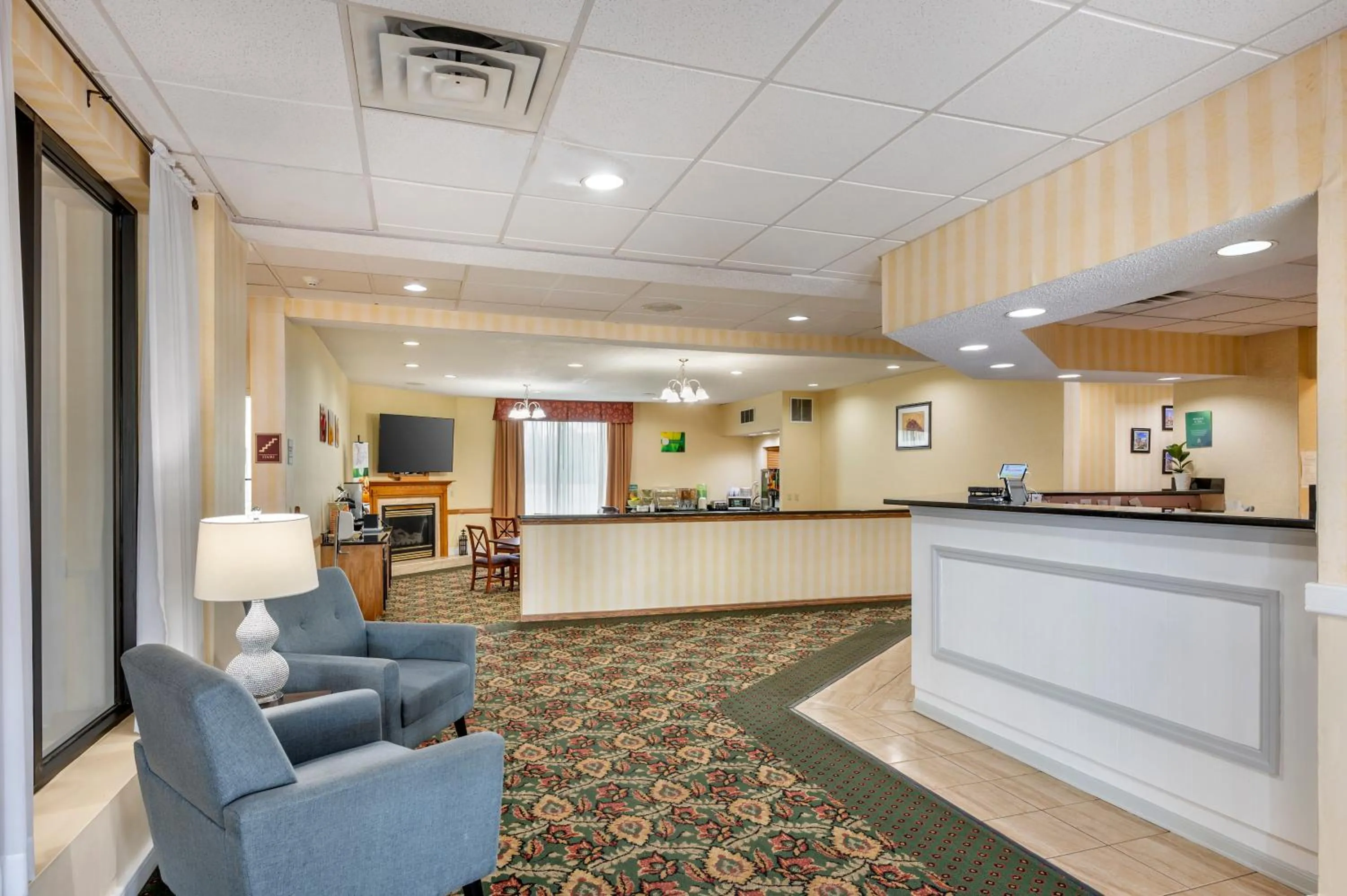 TV and multimedia in Quality Inn & Suites Near Amish Country