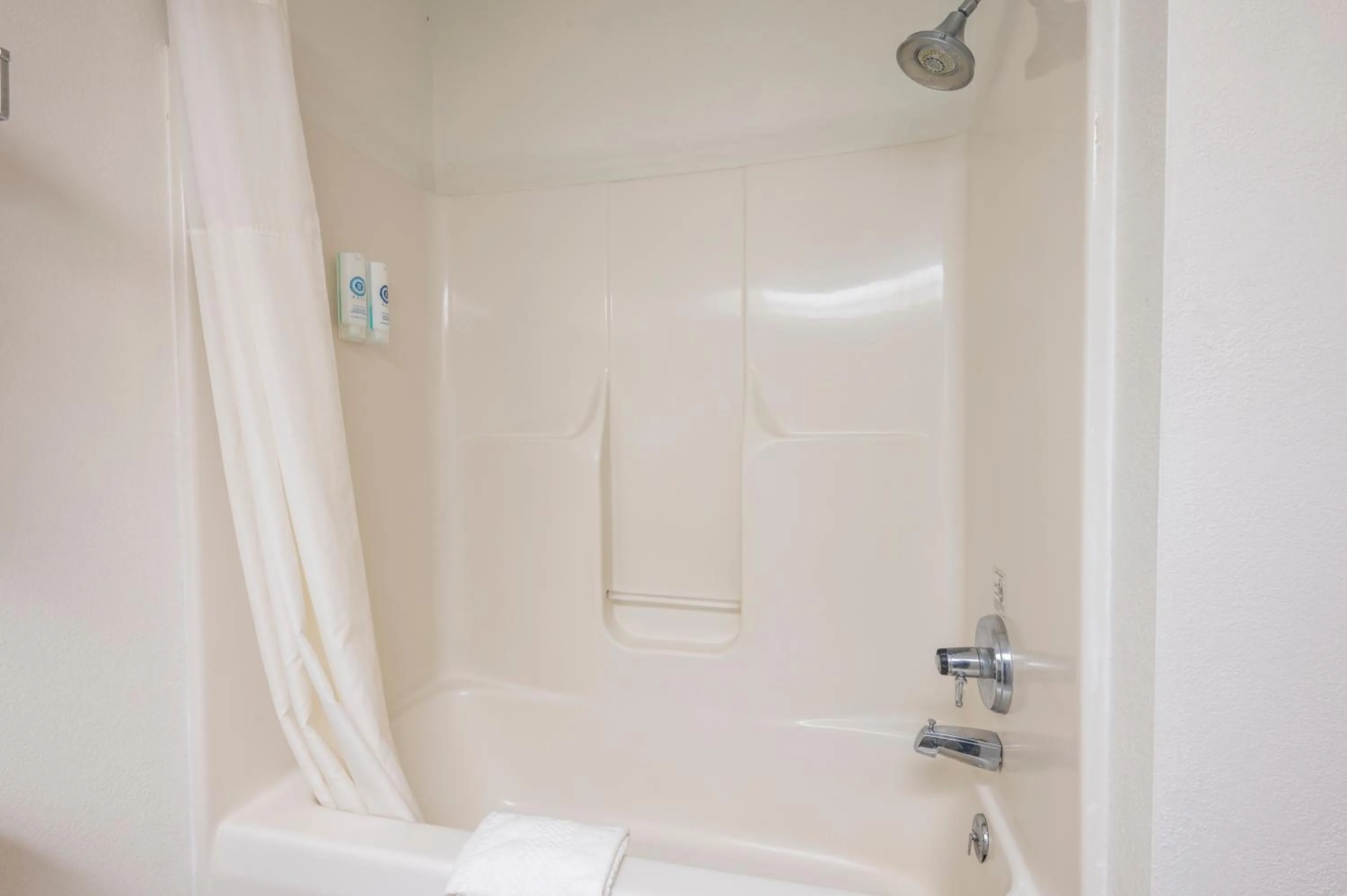 Bath in Quality Inn & Suites Near Amish Country