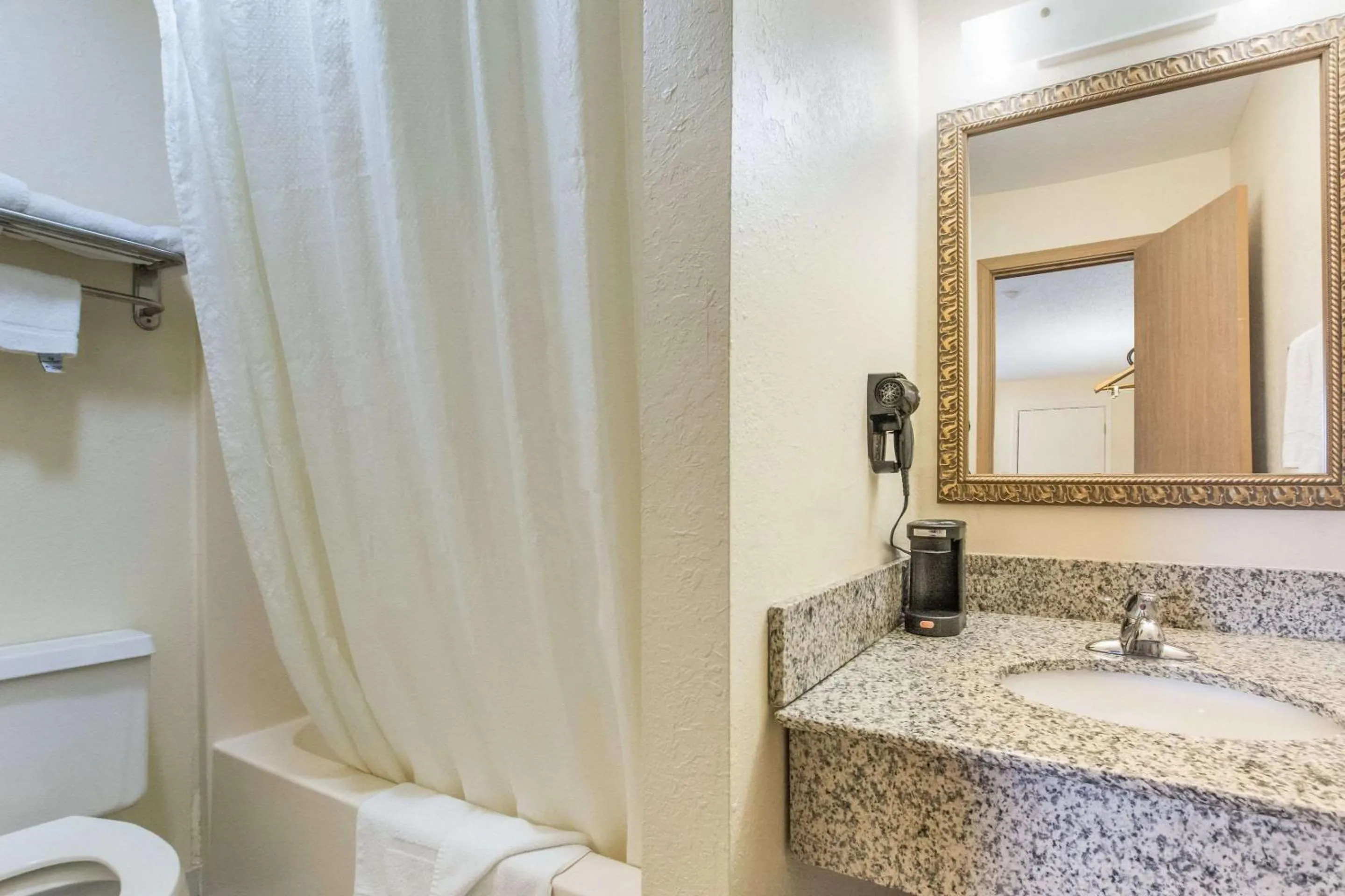 Bathroom in Econo Lodge Cloverdale