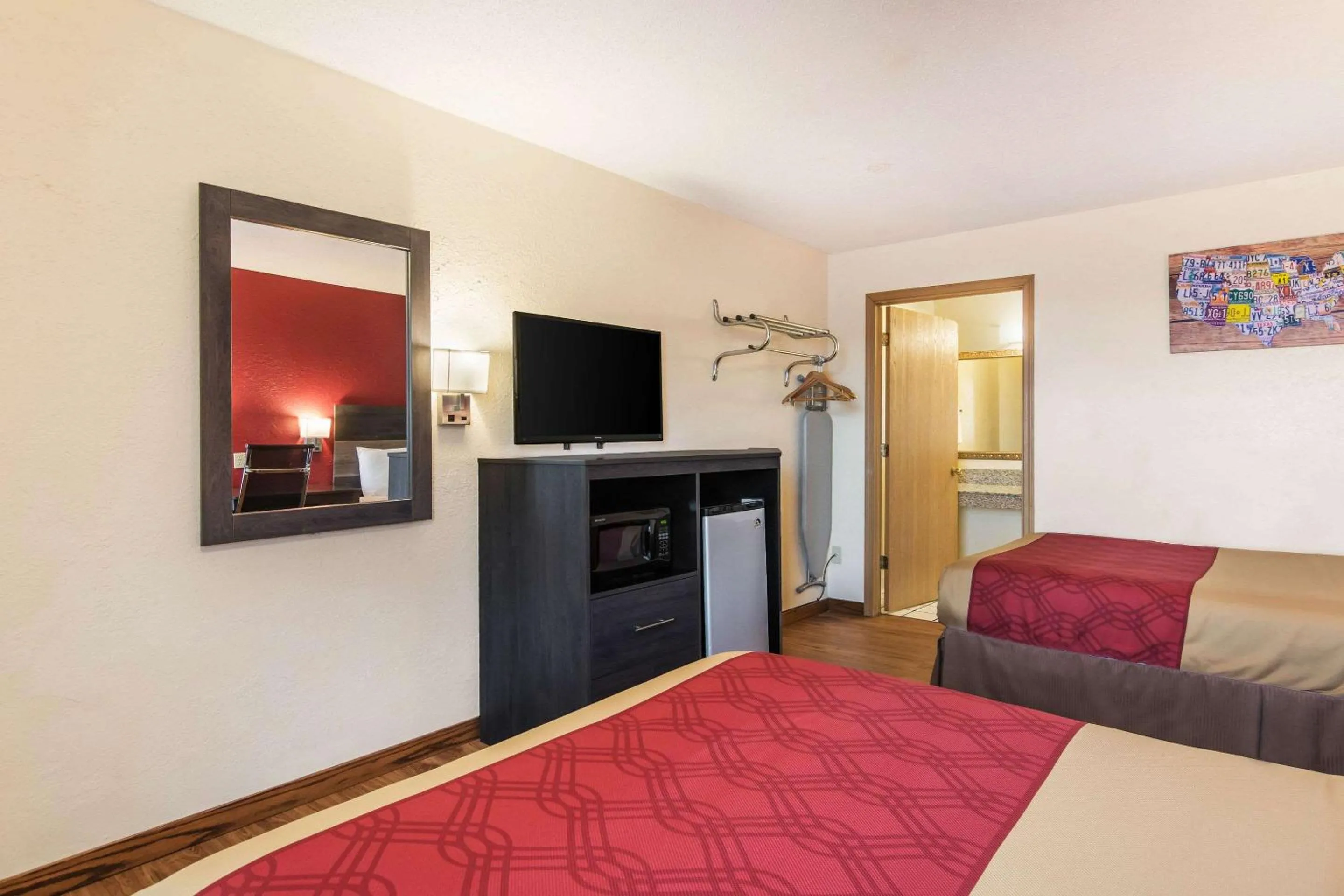 Photo of the whole room in Econo Lodge Cloverdale