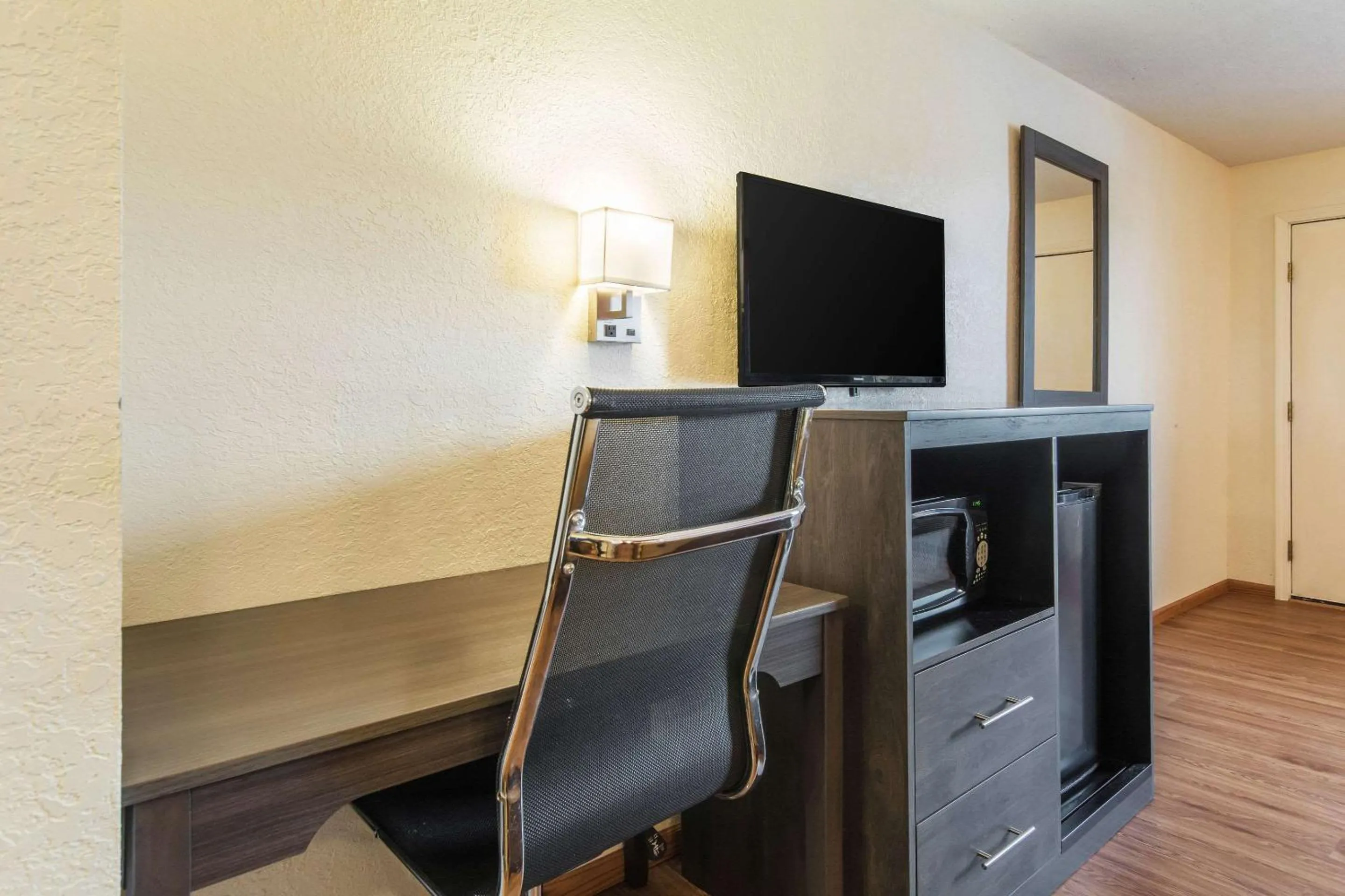 Photo of the whole room in Econo Lodge Cloverdale