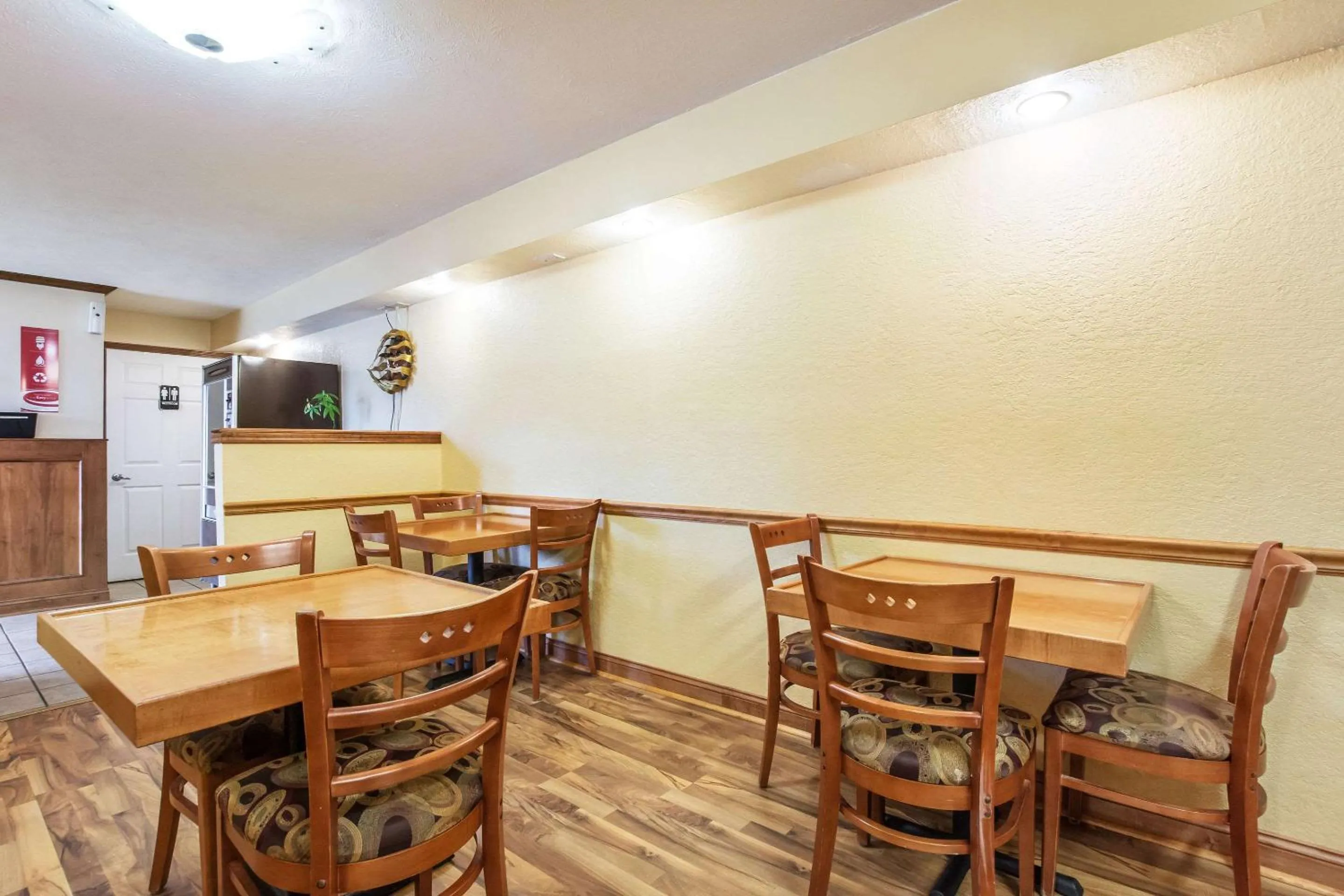 Restaurant/places to eat in Econo Lodge Cloverdale