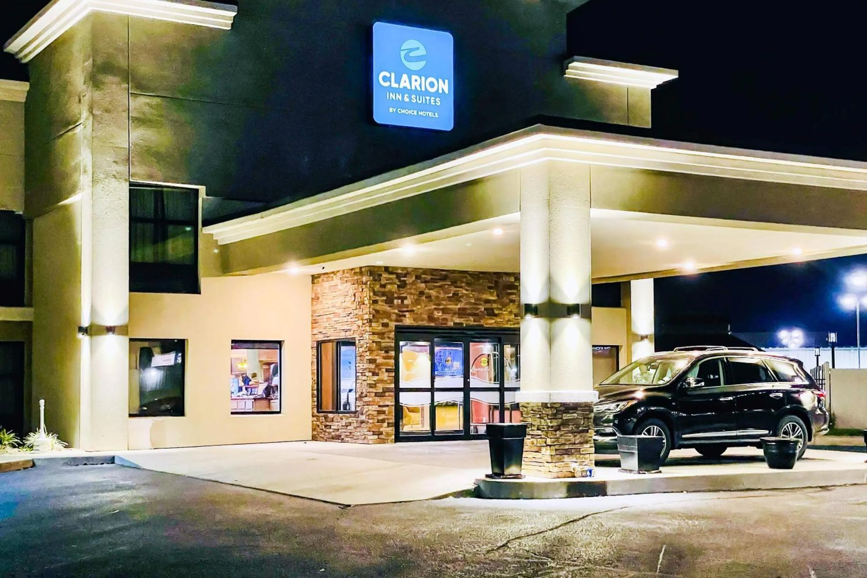 Property building in Clarion Inn & Suites Evansville Eastland Area