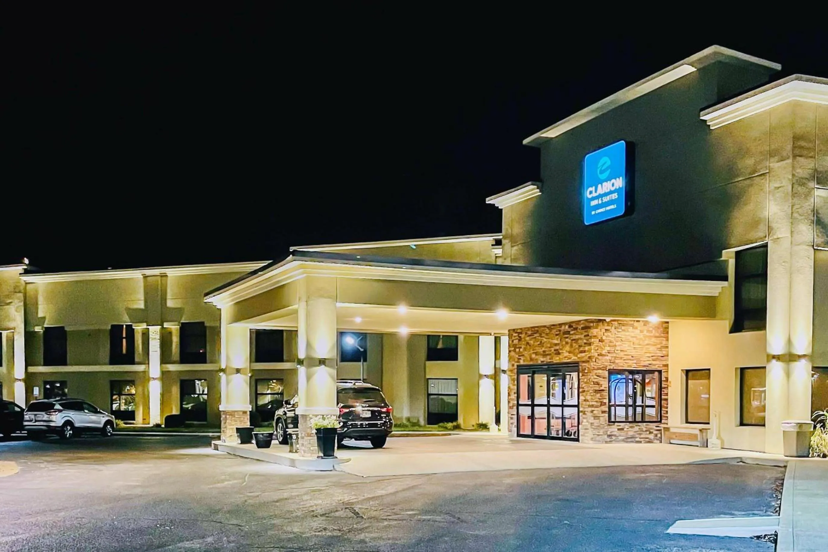 Property building in Clarion Inn & Suites Evansville Eastland Area
