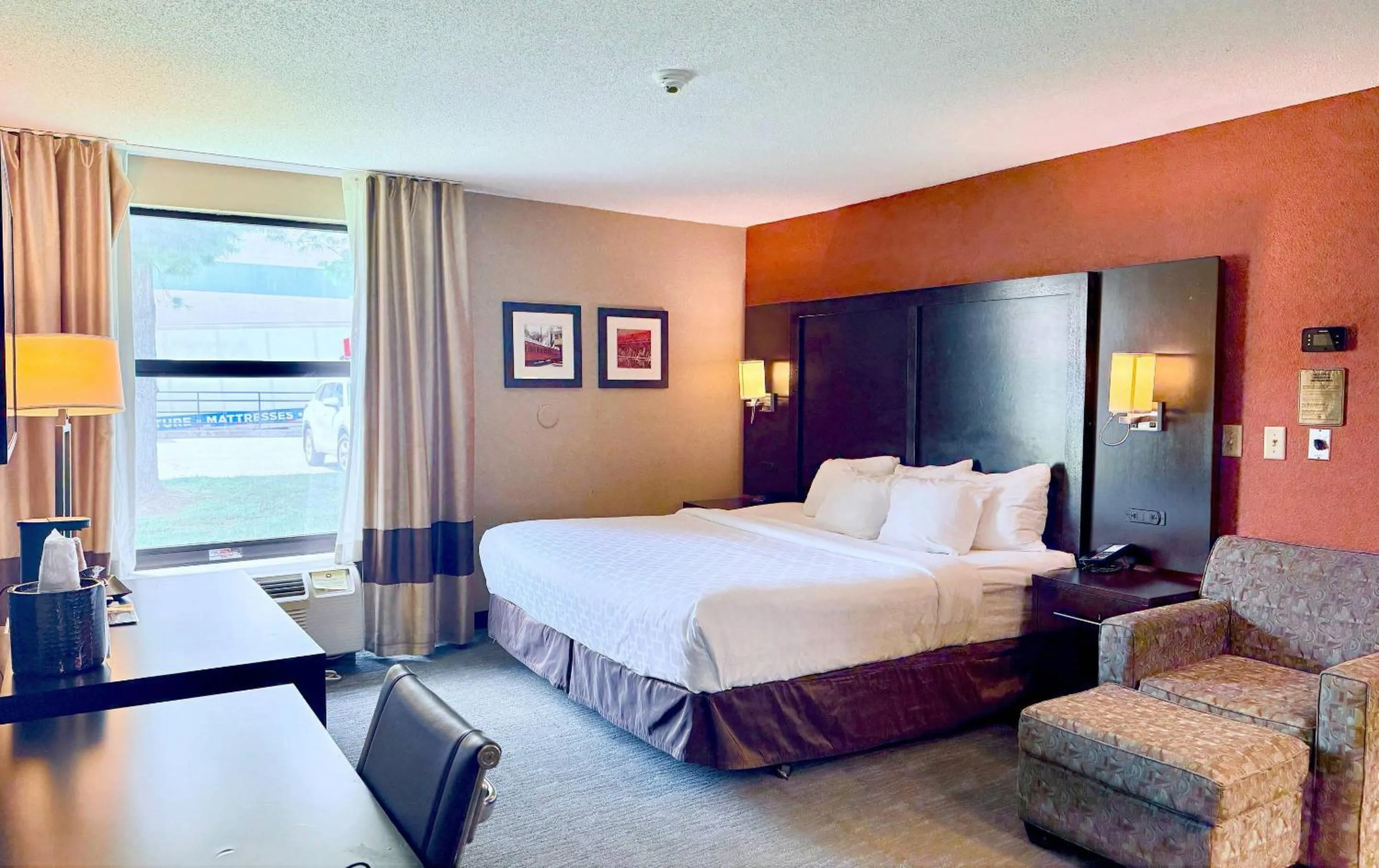 Bedroom, Bed in Clarion Inn & Suites Evansville Eastland Area