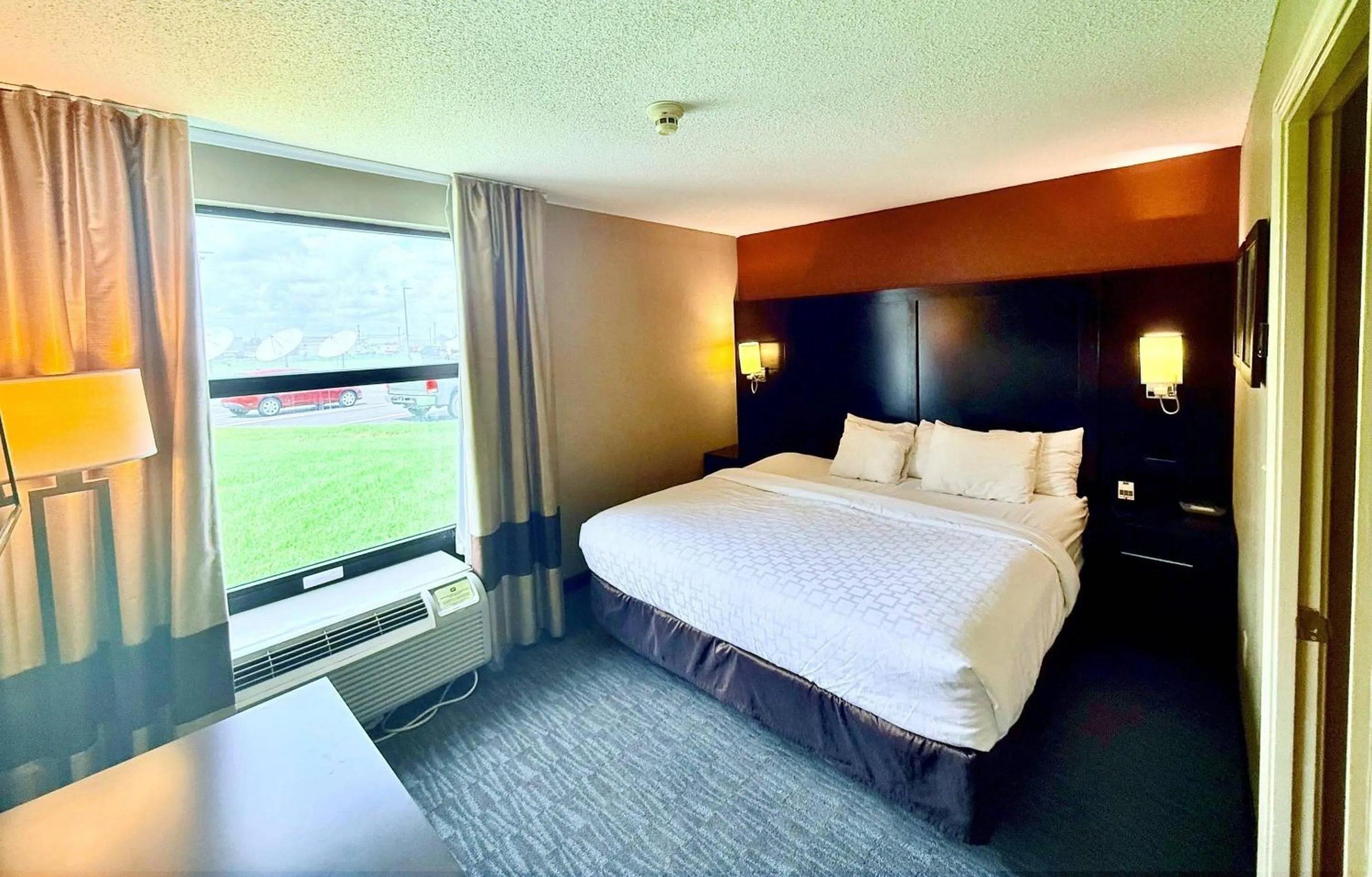 Bedroom, Bed in Clarion Inn & Suites Evansville Eastland Area