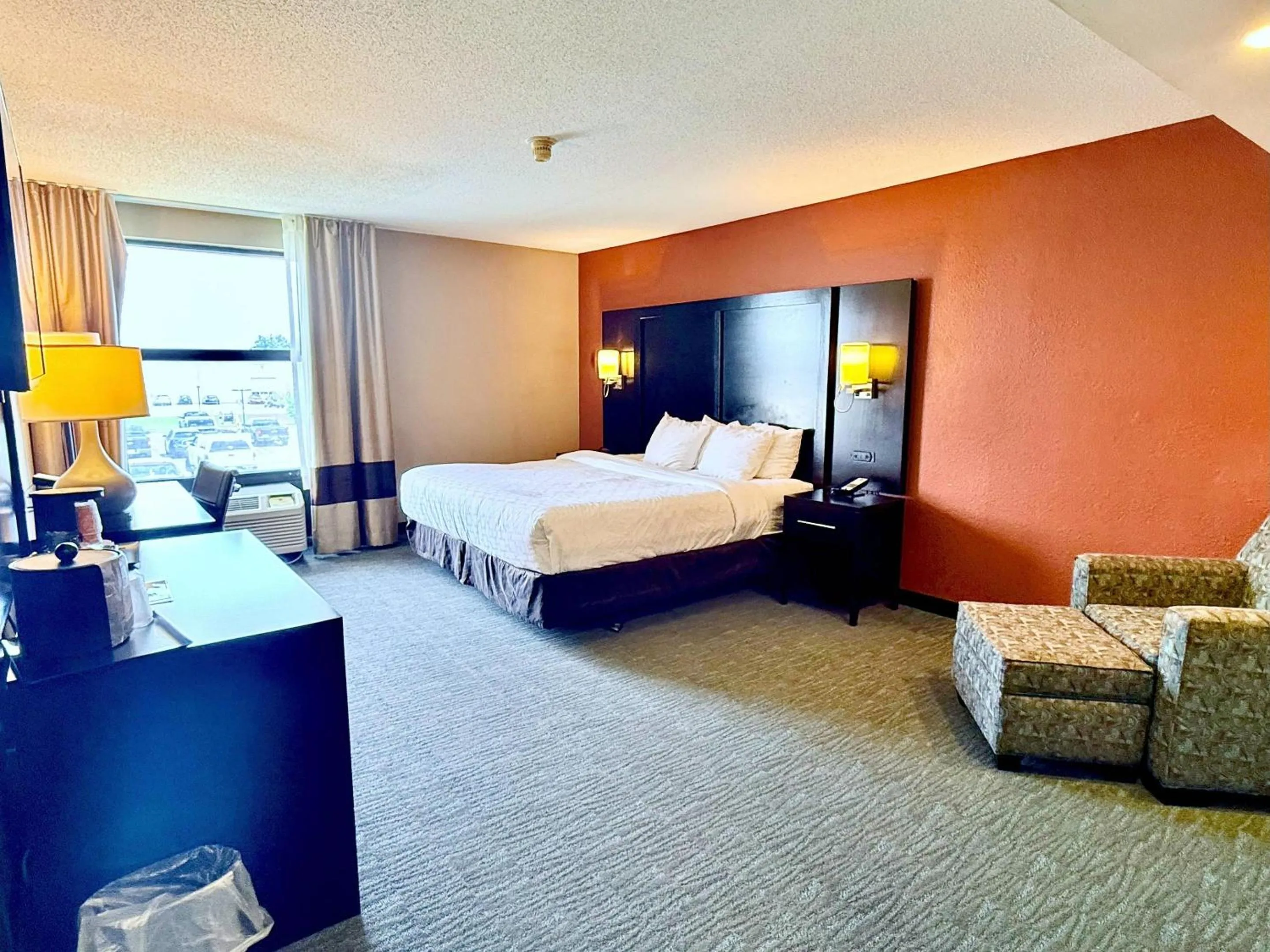 Bedroom, Bed in Clarion Inn & Suites Evansville Eastland Area