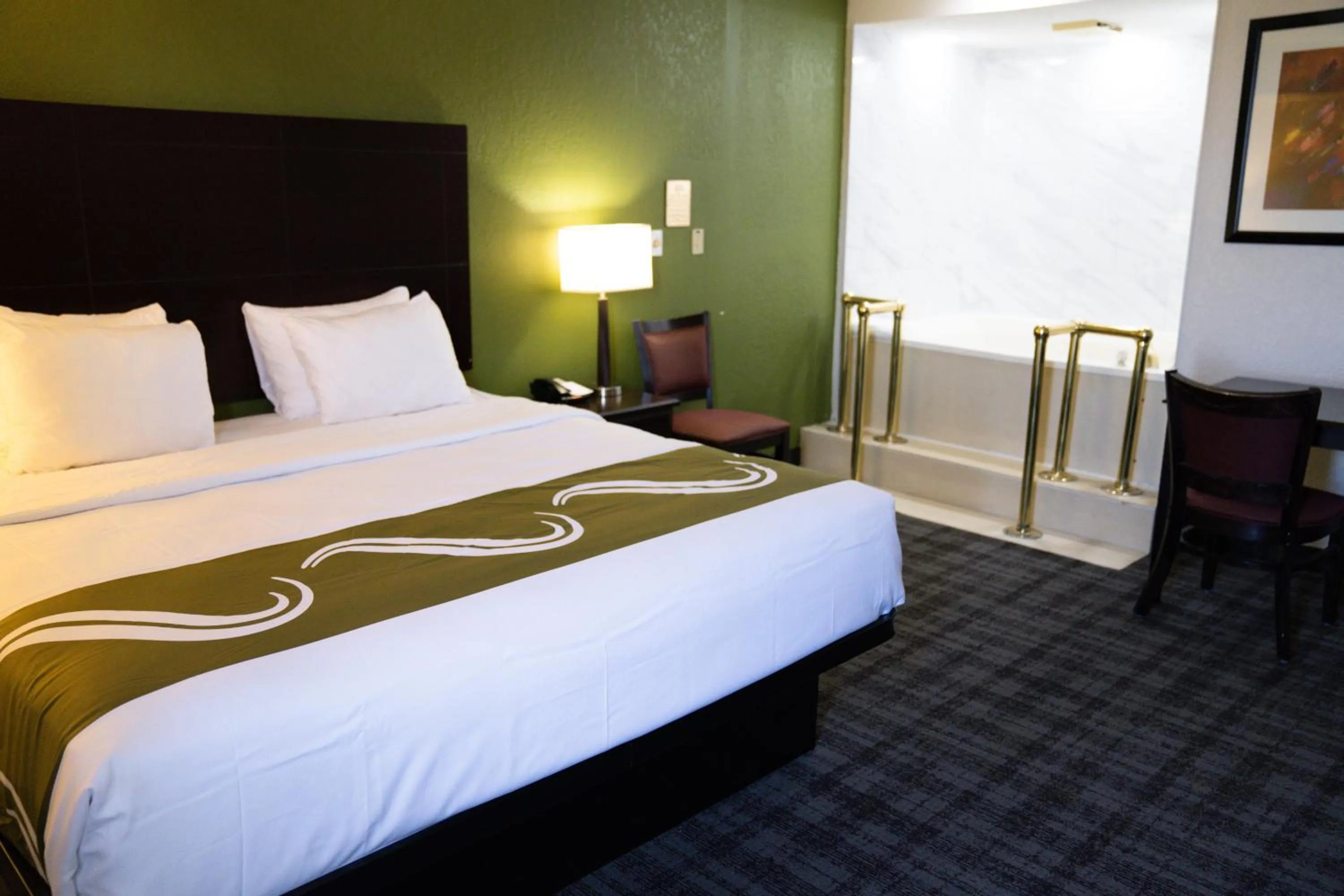 Bed in Quality Inn Seymour I-65